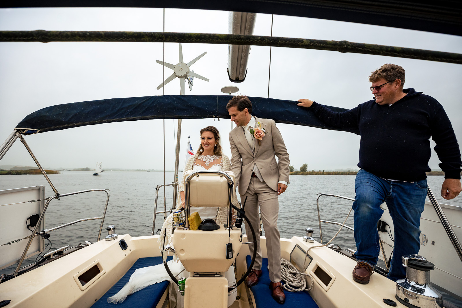 Herfstbruiloft bruiloft bruidspaar bestuurd bood naar trouwlocatie Trouwfotograaf Den Haag Paco van Leeuwen