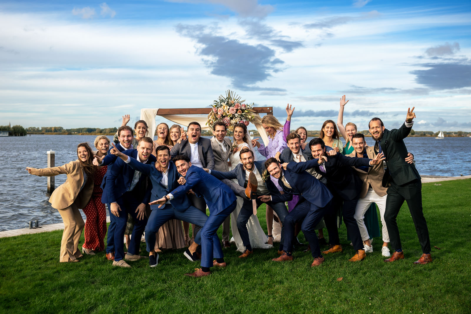 Herfstbruiloft bruiloft groepsfoto met alle vrienden Trouwfotograaf Den Haag Paco van Leeuwen