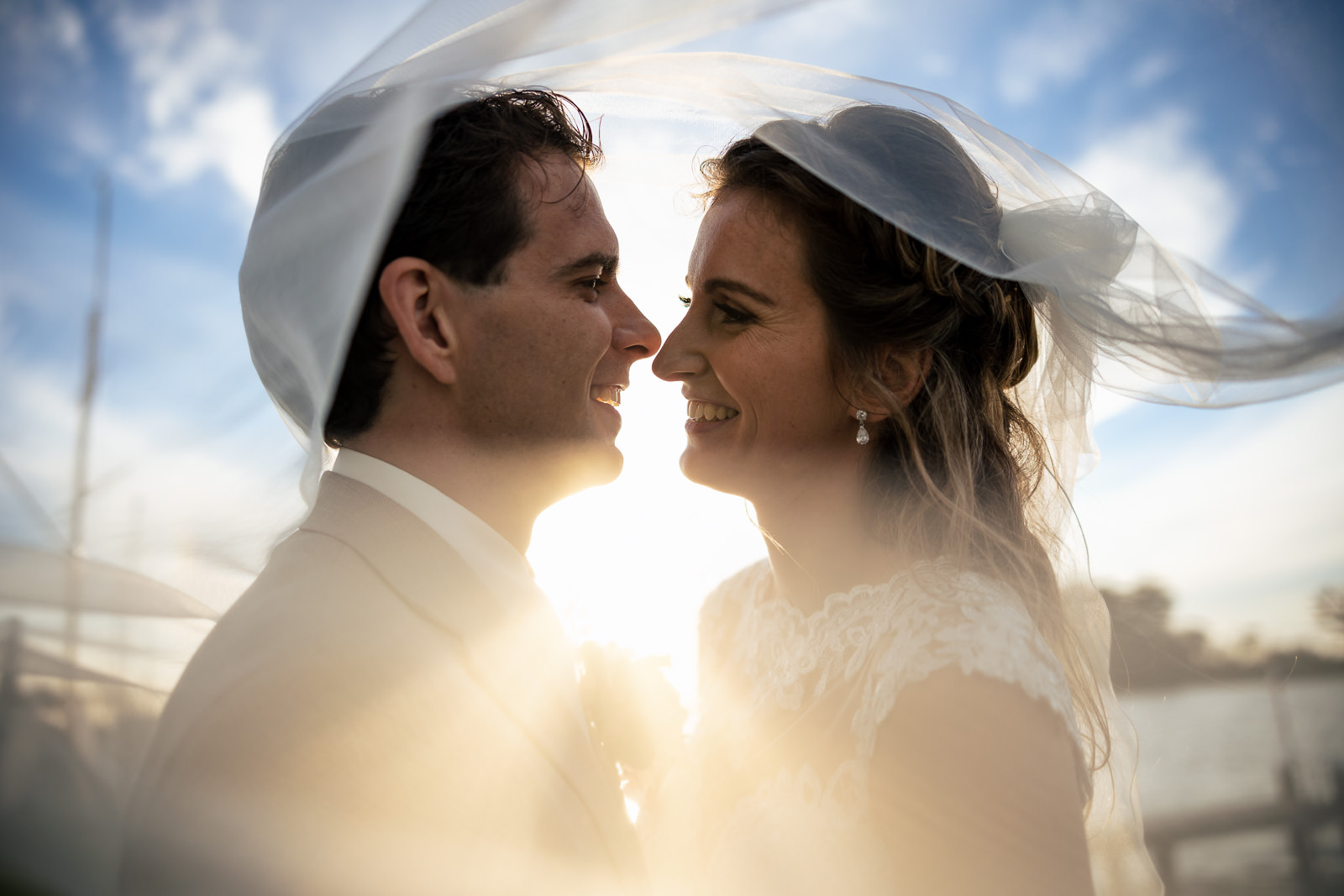Herfstbruiloft bruiloft golden hour fotoshoot close-up bruidspaar Trouwfotograaf Den Haag Paco van Leeuwen