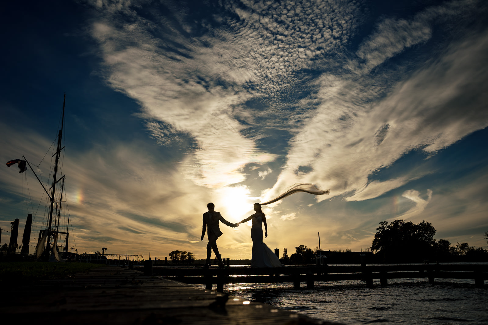 Herfstbruiloft bruiloft golden hour fotoshoot silhouette bruidspaar Trouwfotograaf Den Haag Paco van Leeuwen