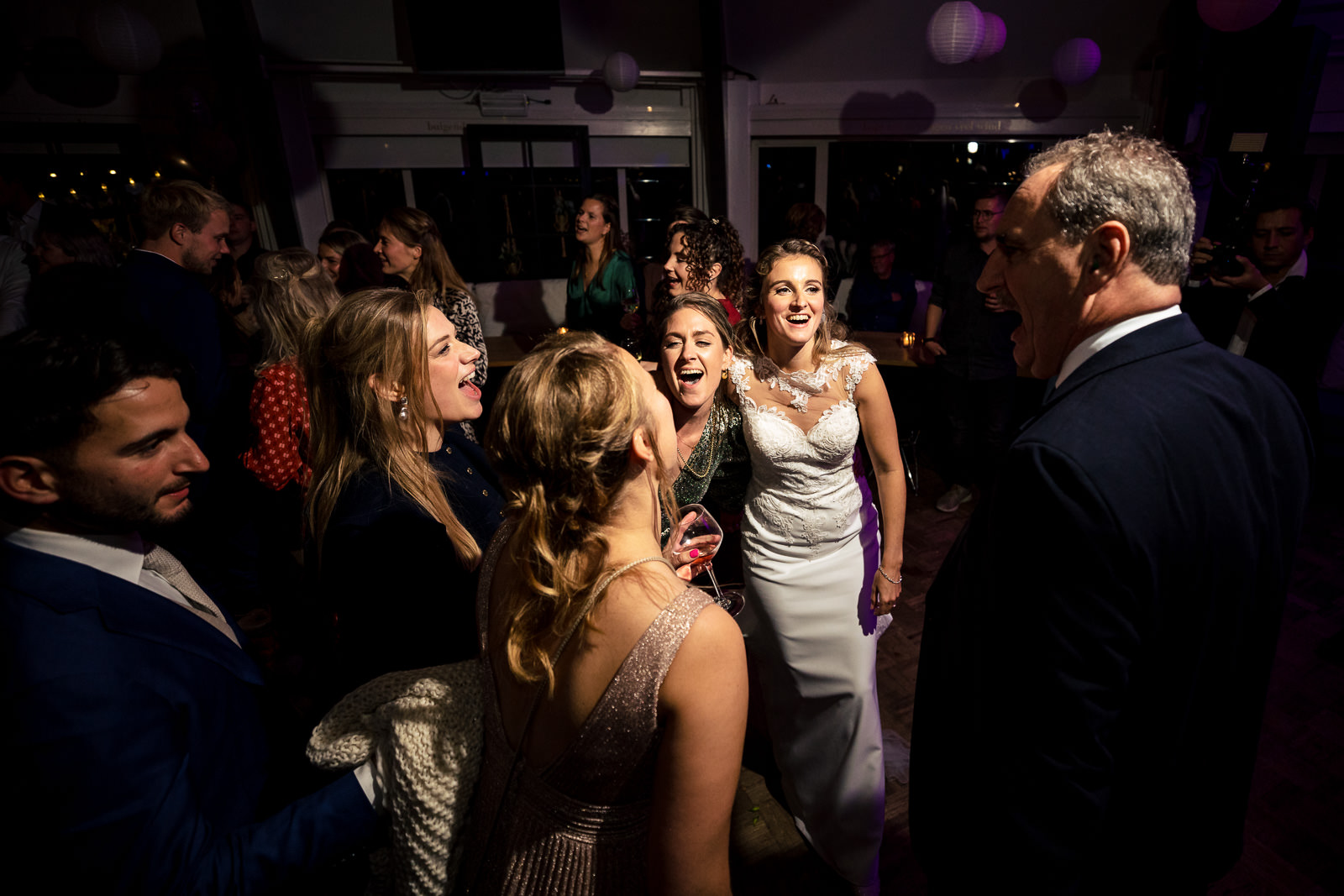 Herfstbruiloft bruiloft feestavond bruidspaar Trouwfotograaf Den Haag Paco van Leeuwen