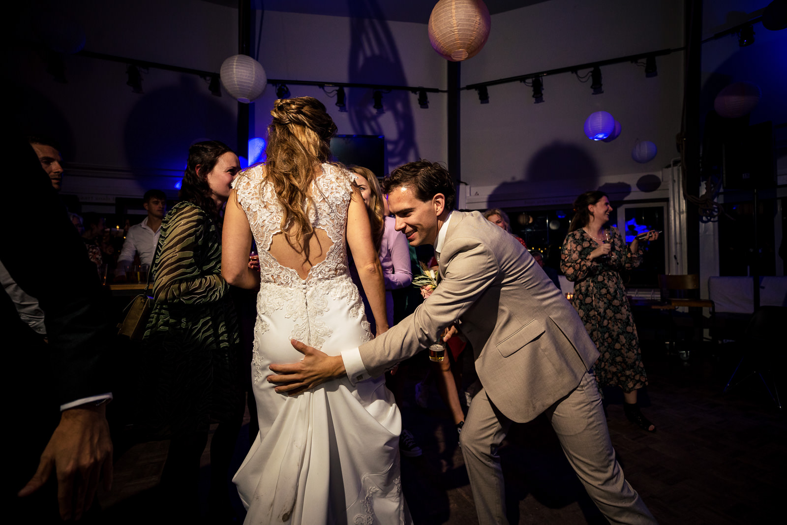 Herfstbruiloft bruiloft bruidegom geeft bruid en tik op der kont Trouwfotograaf Den Haag Paco van Leeuwen