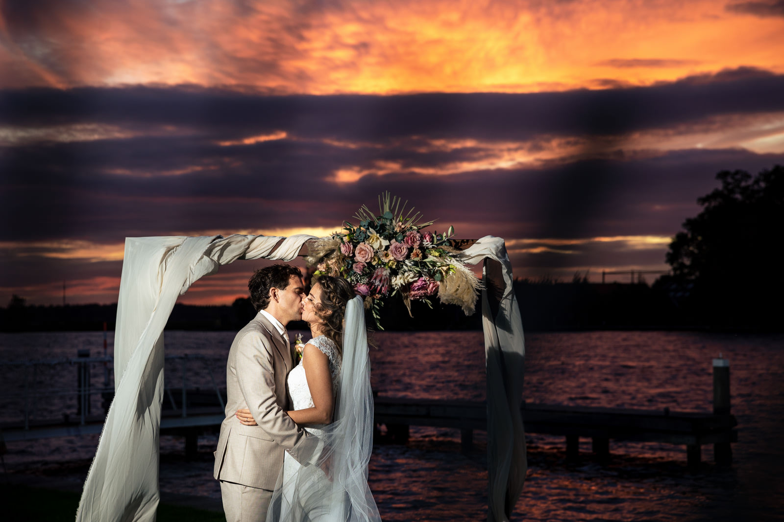 Zonsondergang tijdens herfstbruiloft bruidspaar bij backdrop Trouwfotograaf Den Haag Paco van Leeuwen