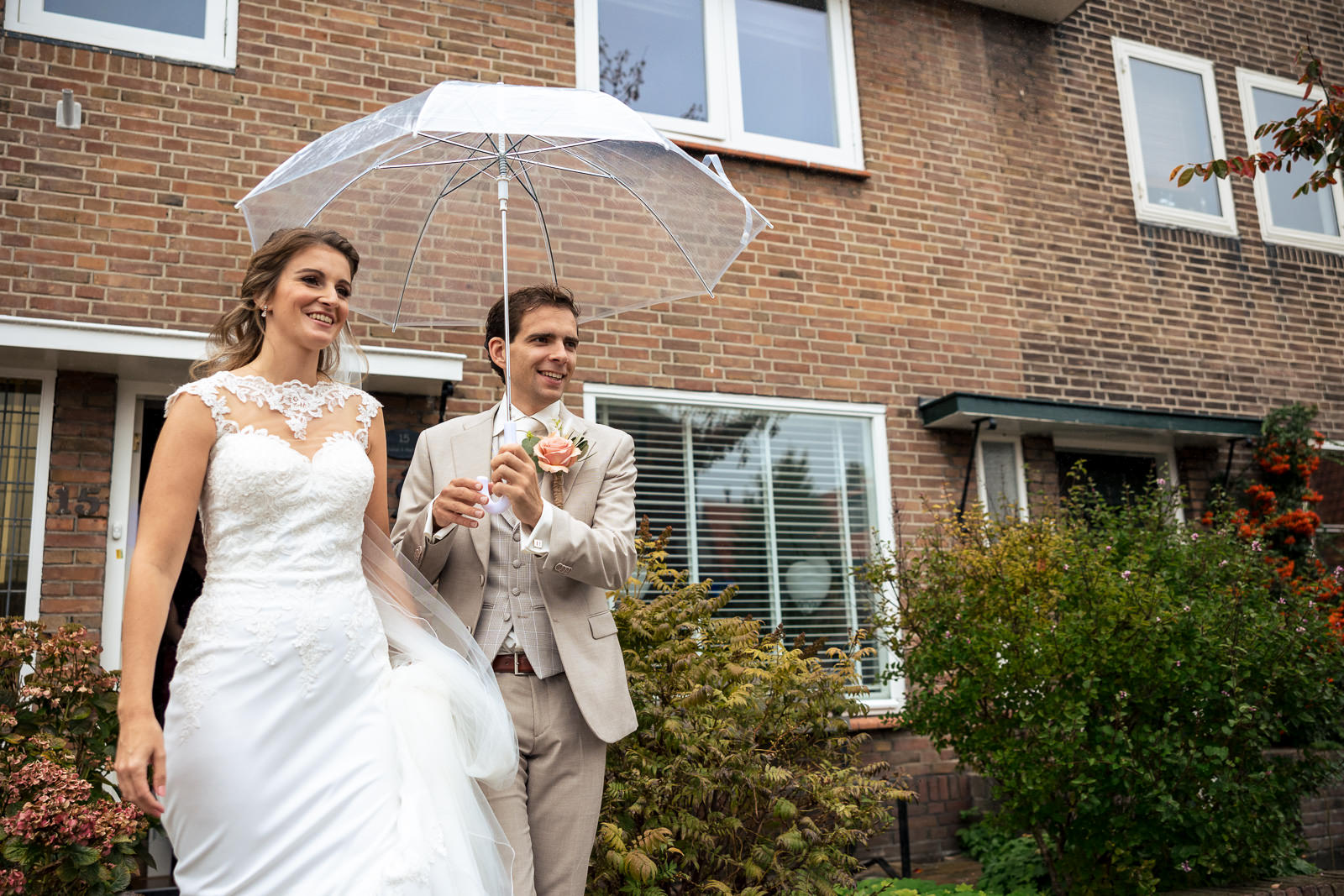 bruidspaar gaat naar hun herfst fotoshoot Trouwfotograaf Den Haag Paco van Leeuwen
