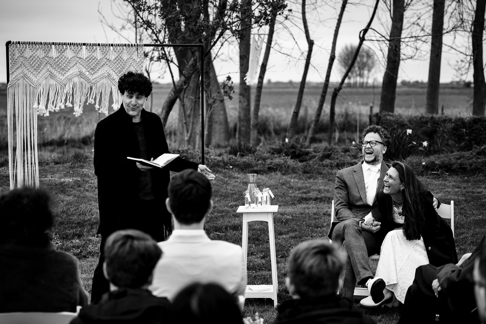 Trouwfotograaf Leeuwarden Friesland Lachen bruidspaar tijdens ceremonie