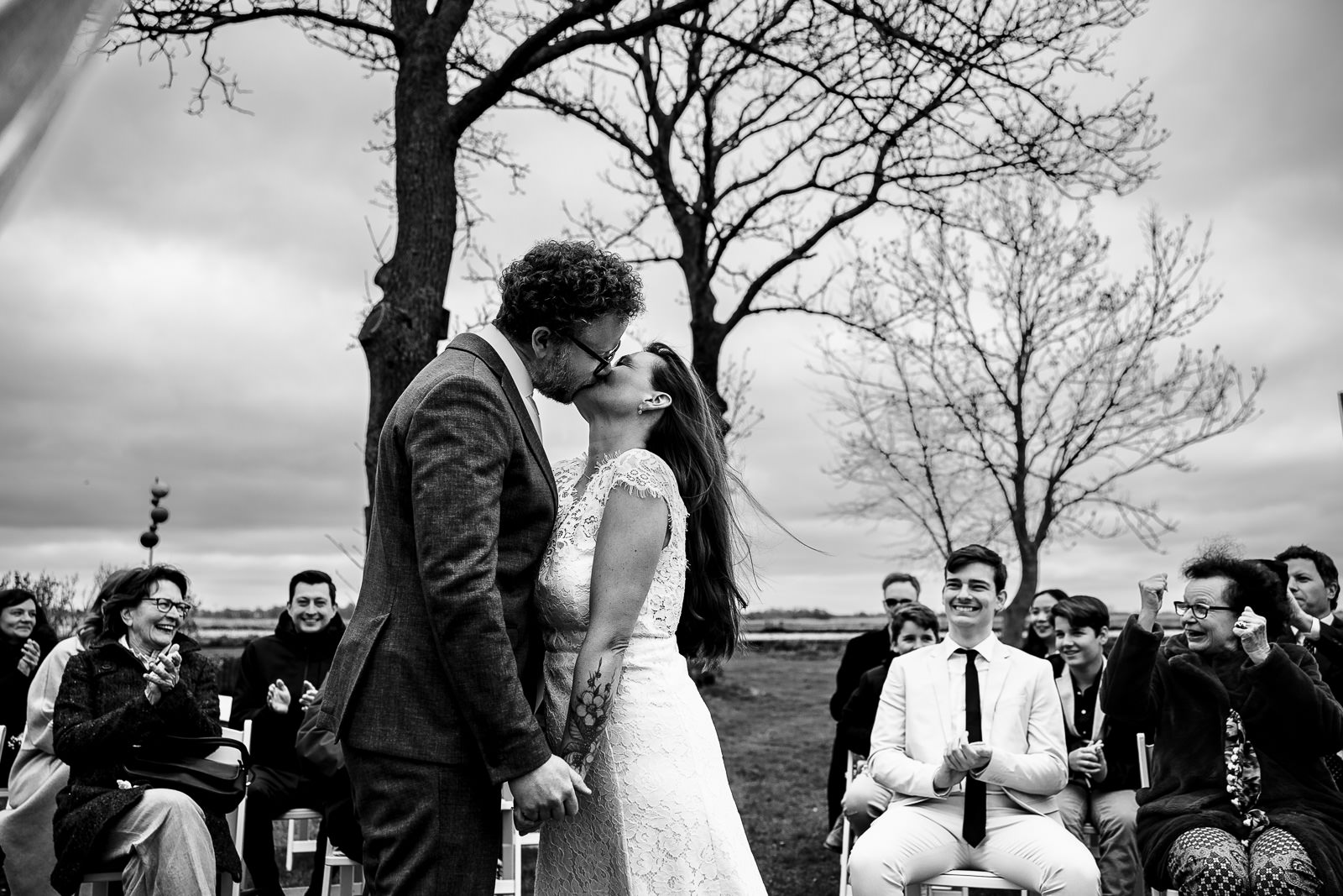 Trouwfotograaf Leeuwarden Friesland eerste kus bruidspaar tijdens trouwceremonie