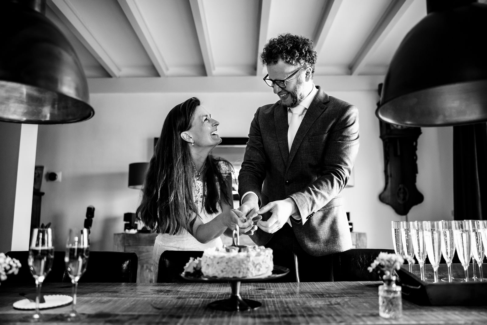 Trouwfotograaf Leeuwarden Friesland taart moment bruidspaar