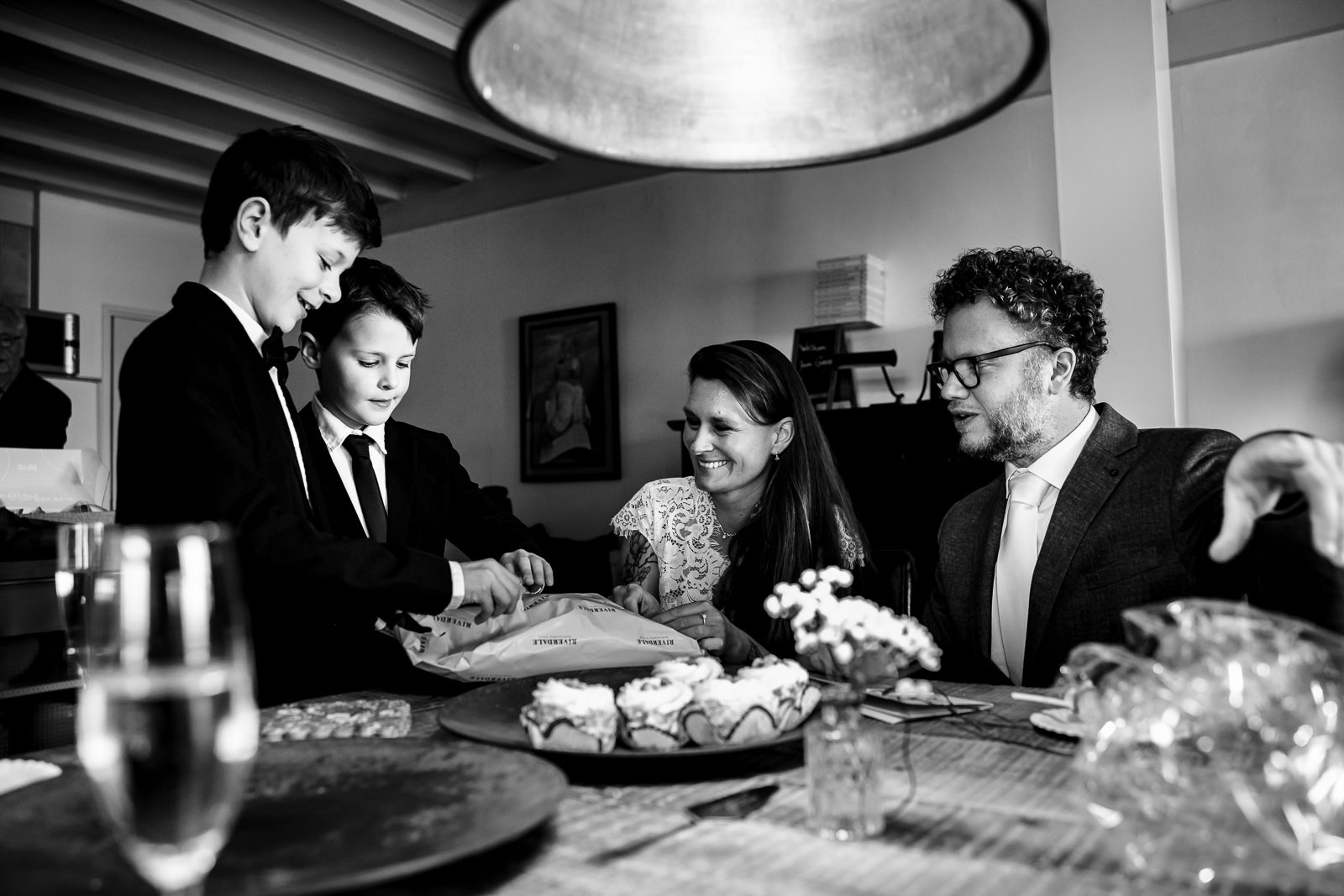 Trouwfotograaf Leeuwarden Friesland kado moment bruidspaar