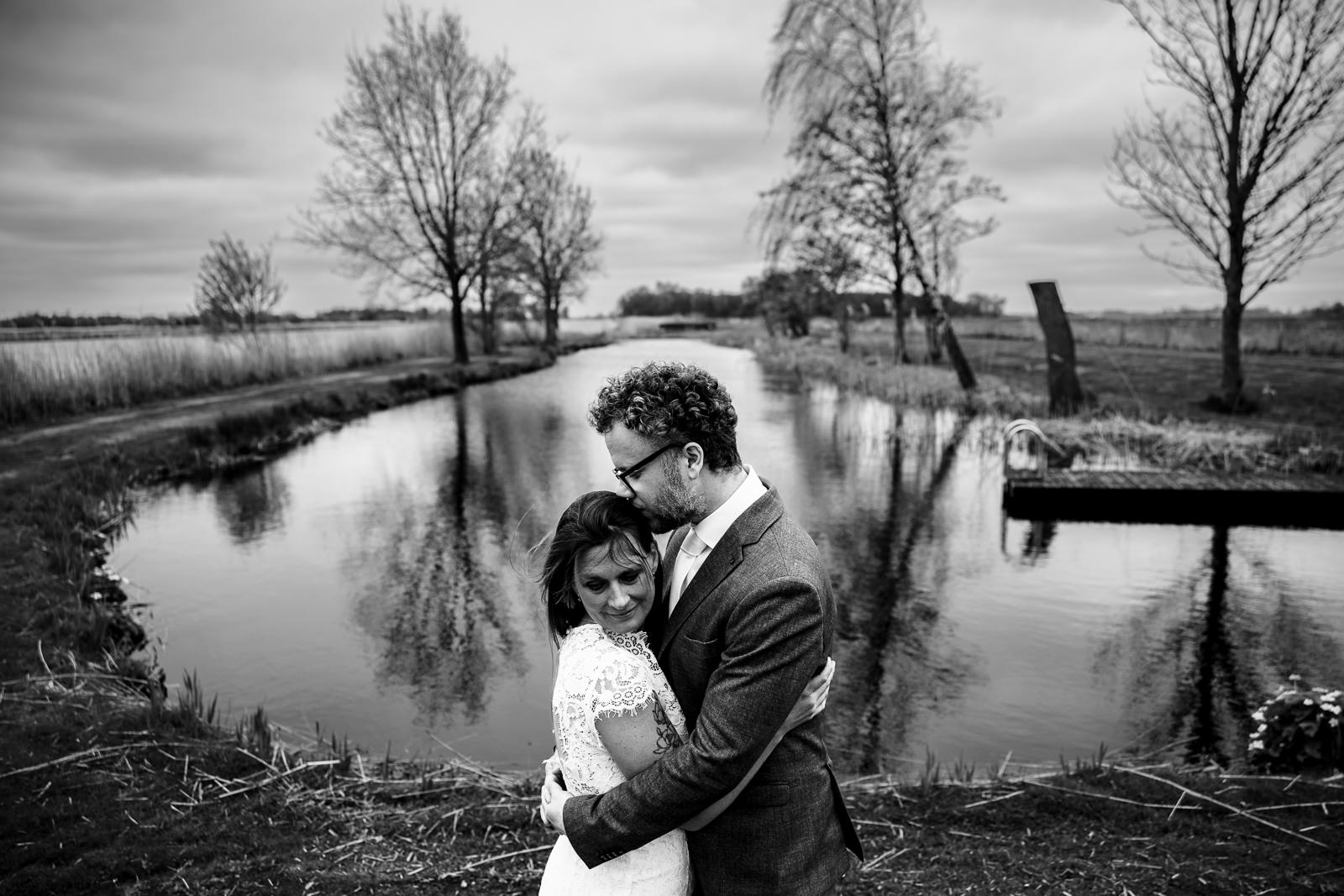 Trouwfotograaf Leeuwarden Friesland fotoshoot bruidspaar bij het water