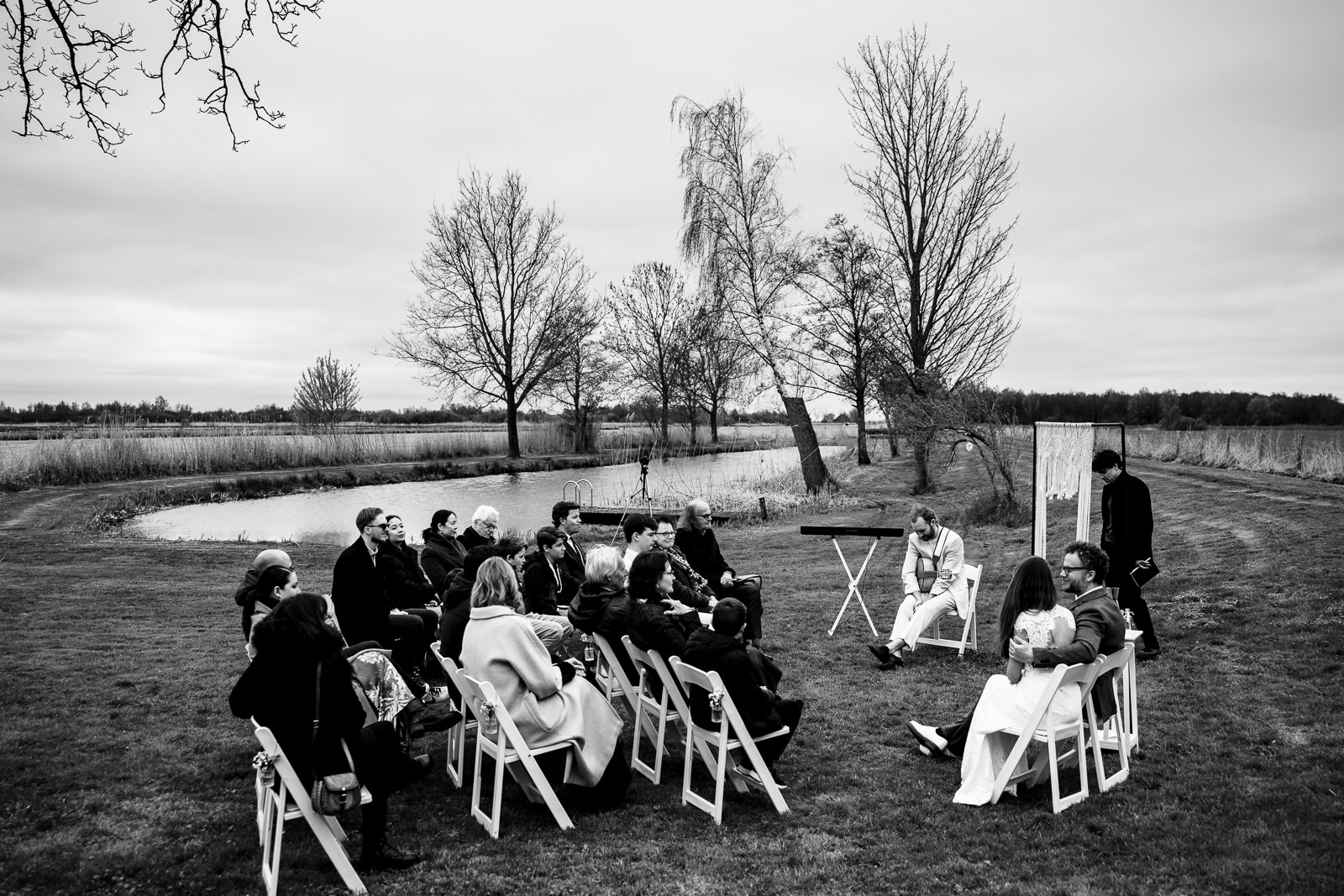Trouwfotograaf Leeuwarden Friesland trouwceremonie bij boerderij