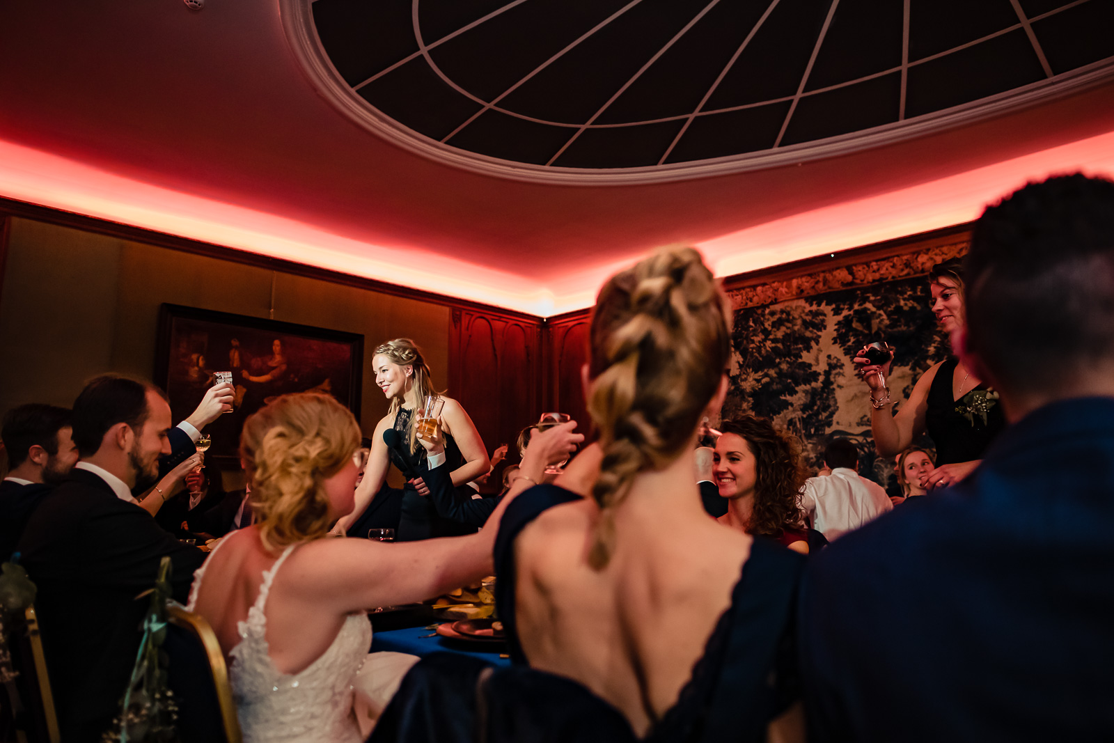 Diner speech voor bruidspaar gefotografeerd door Trouwfotograaf Wolvenbos