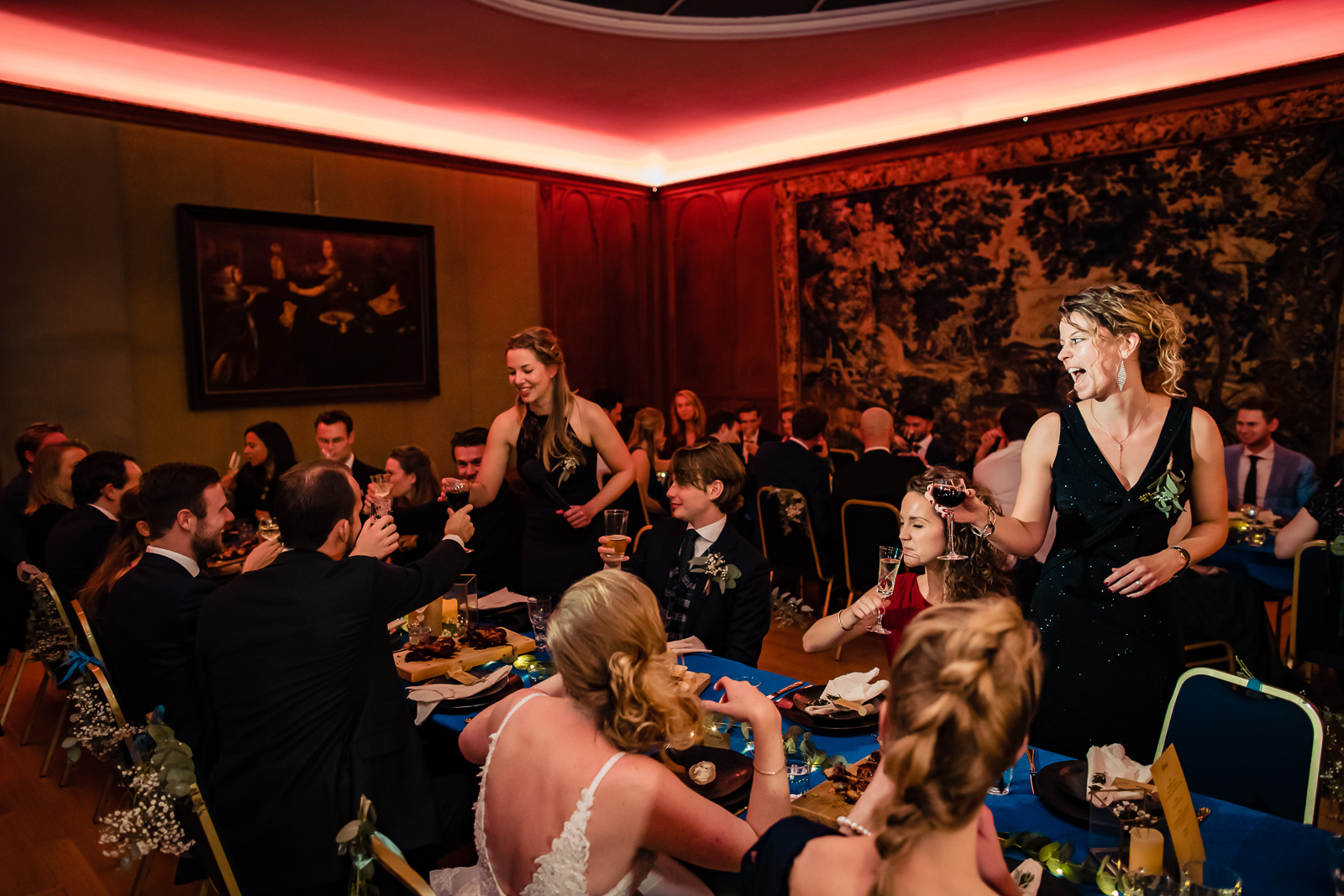 beste vriendin geeft een speech tijdens het diner gefotografeerd door Trouwfotograaf Wolvenbos