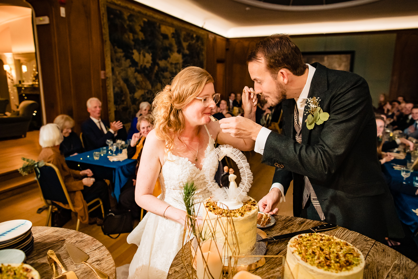 taart moment bruidspaar gefotografeerd door Trouwfotograaf Wolvenbos