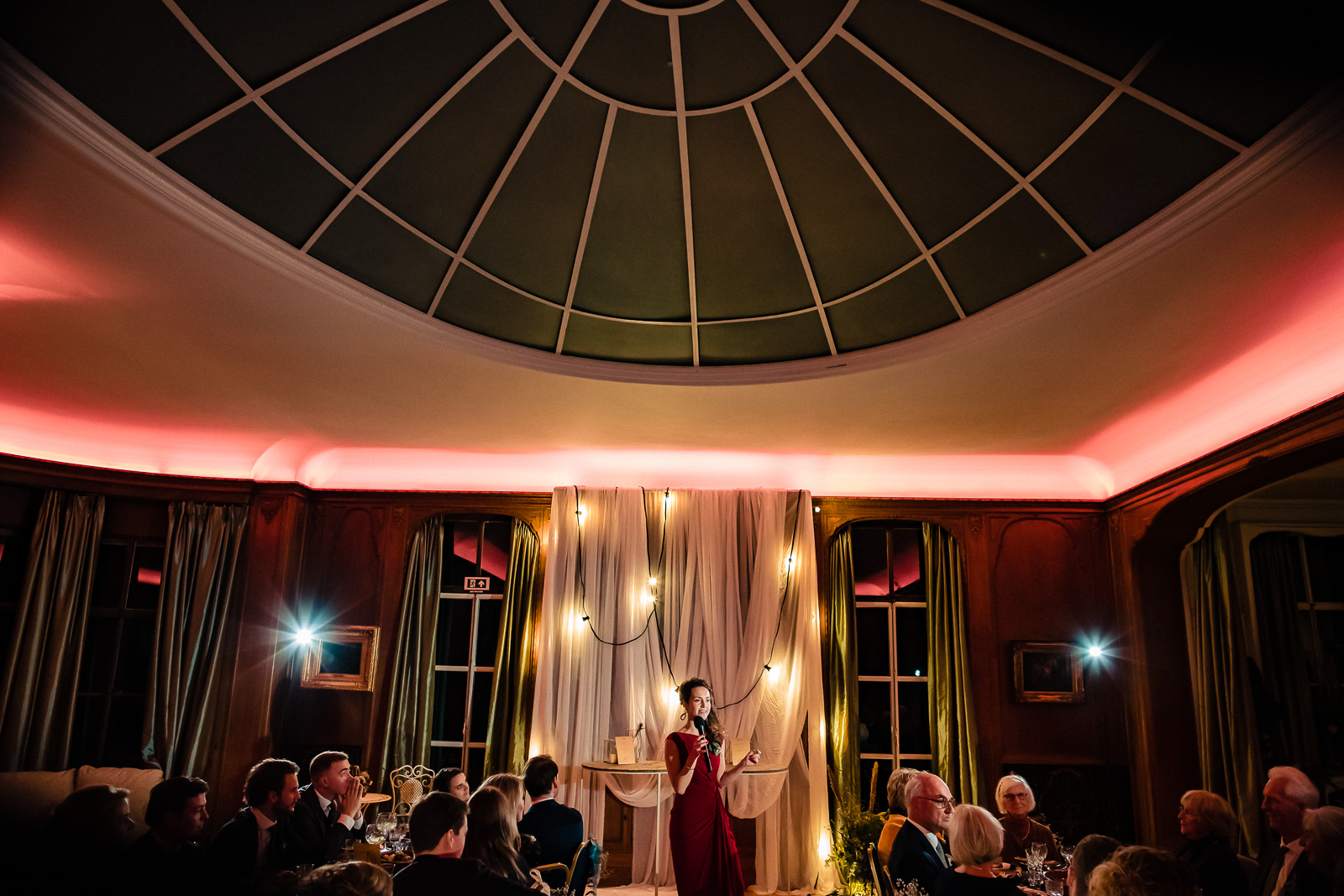 Beste vriendin geeft speech aan bruidspaar gefotografeerd door Trouwfotograaf Wolvenbos