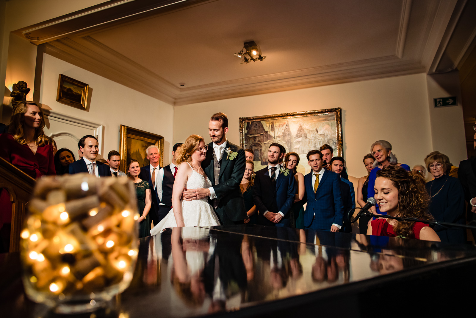 beste vriendin speelt piano en zingt voor bruidspaar gefotografeerd door Trouwfotograaf Wolvenbos