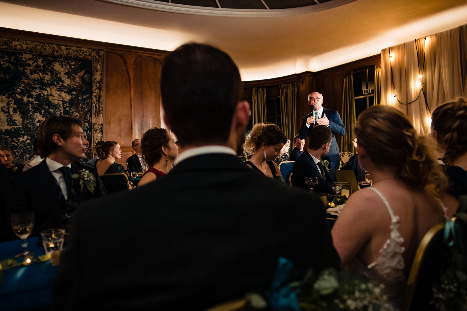 vader bruidegom met grappige speech bruidspaar gefotografeerd door Trouwfotograaf Wolvenbos