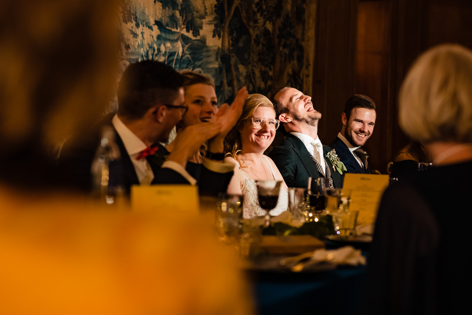 grappige speech tijdens diner gefotografeerd door Trouwfotograaf Wolvenbos