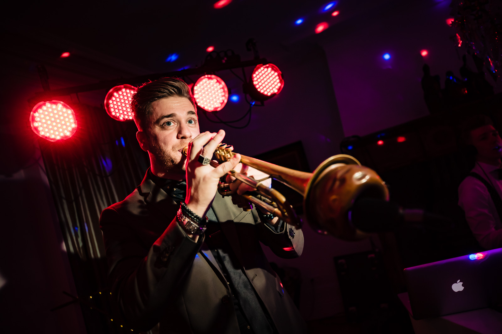 Live trompet op je huwelijksfeest gefotografeerd door Trouwfotograaf Wolvenbos