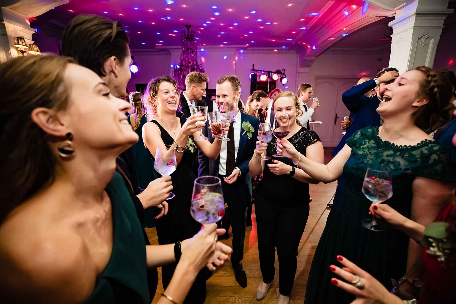 Cocktails op je huwelijksfeest gefotografeerd door Trouwfotograaf Wolvenbos