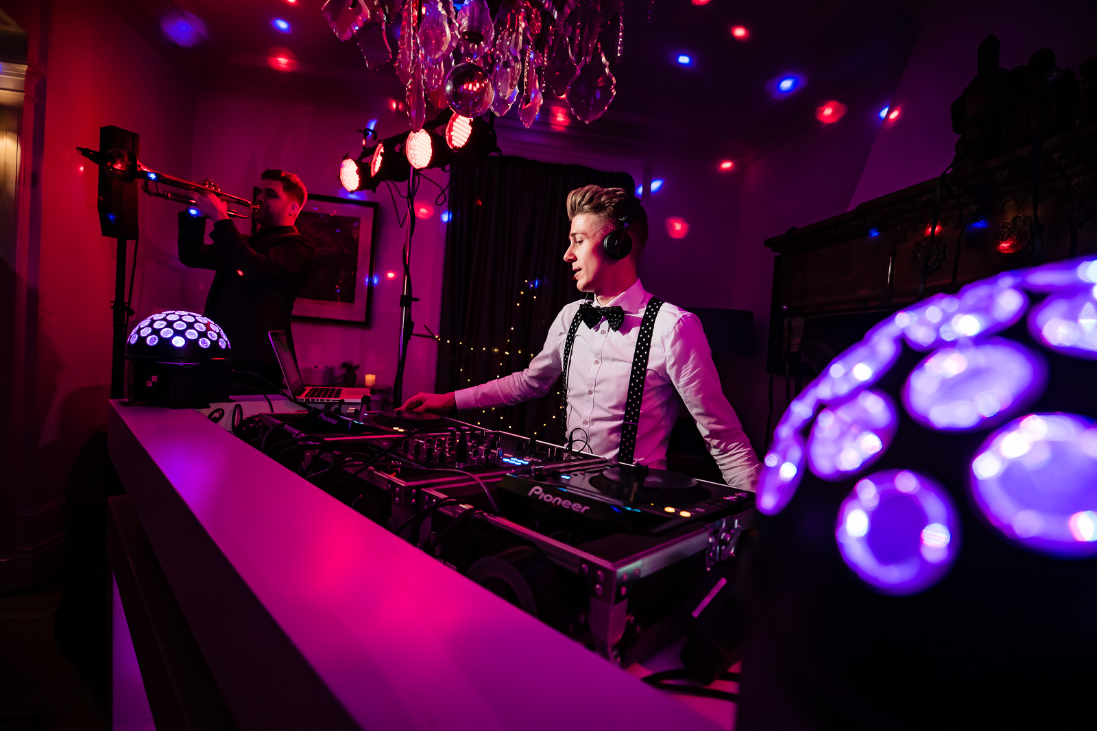 DJ op je trouwfeest gefotografeerd door Trouwfotograaf Wolvenbos