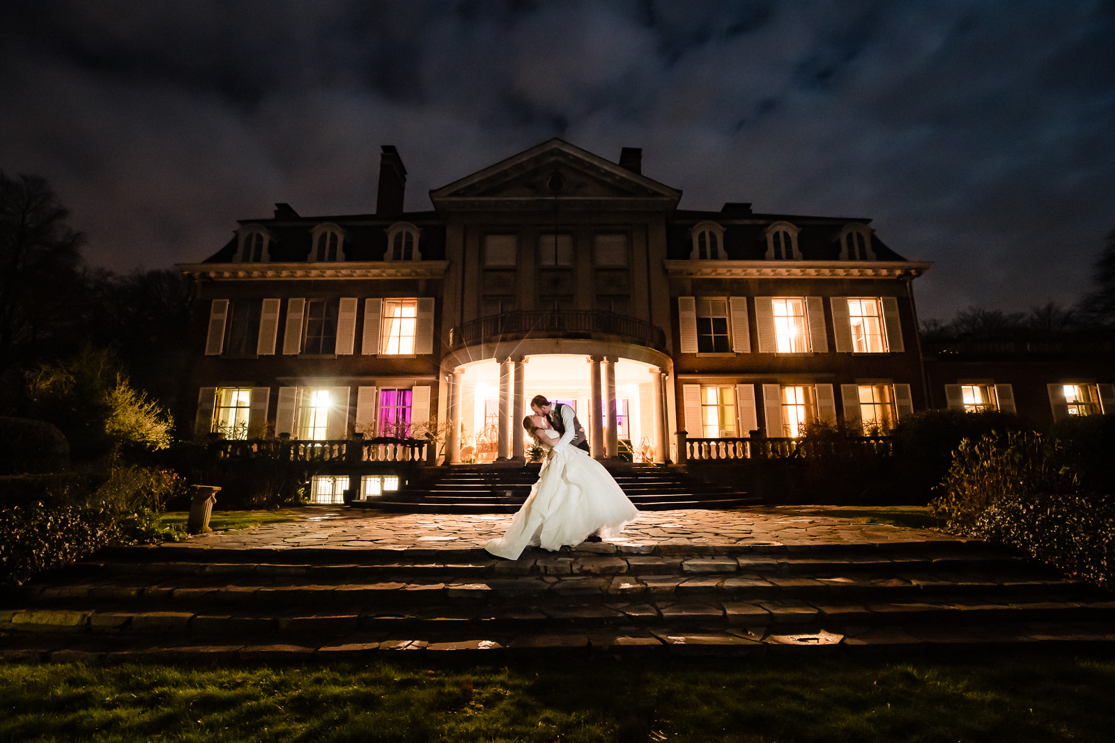 Bruidspaar in het donker gefotografeerd door Trouwfotograaf Wolvenbos