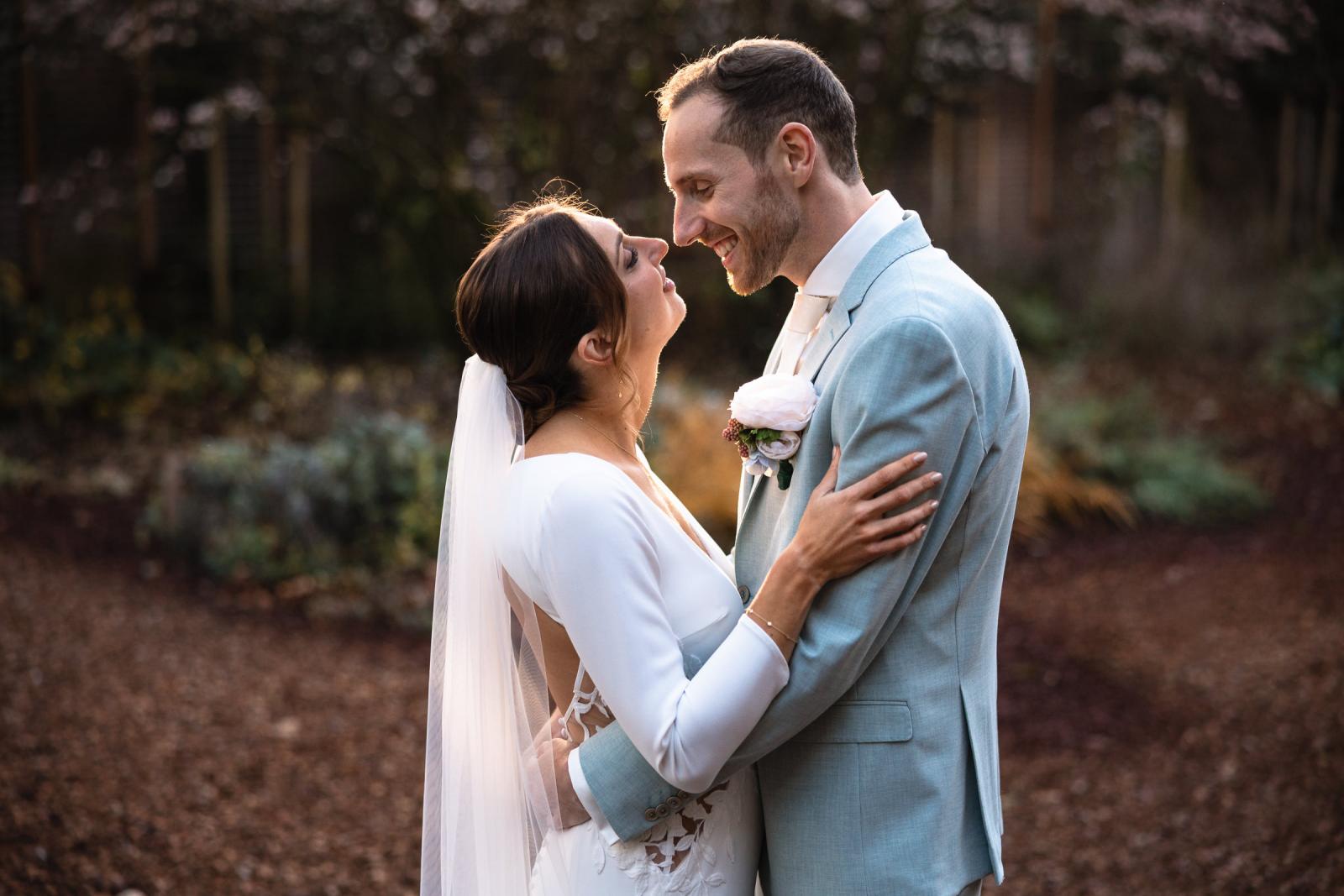 Close-up van bruid en bruidegom die elkaar aankijken – romantisch bruidspaar Spaansche Hof Den Haag.