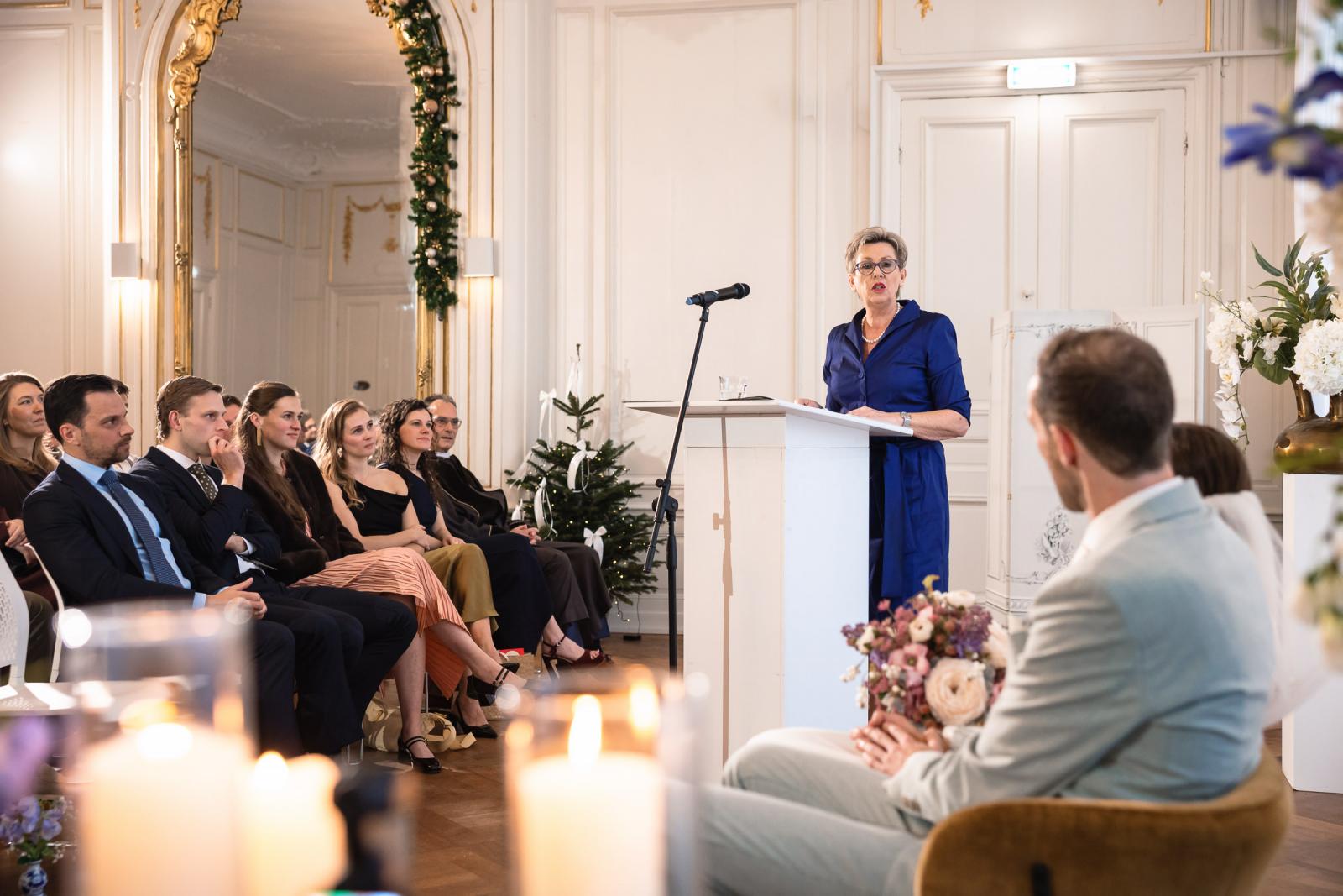 Spreker houdt toespraak voor het bruidspaar – persoonlijke speech Spaansche Hof Den Haag.