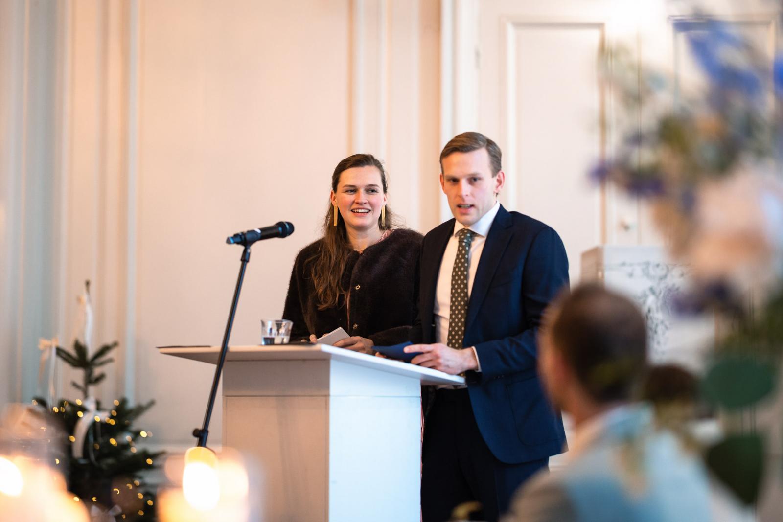 Vrienden geven speech tijdens de ceremonie – persoonlijke momenten bruiloft Spaansche Hof Den Haag.