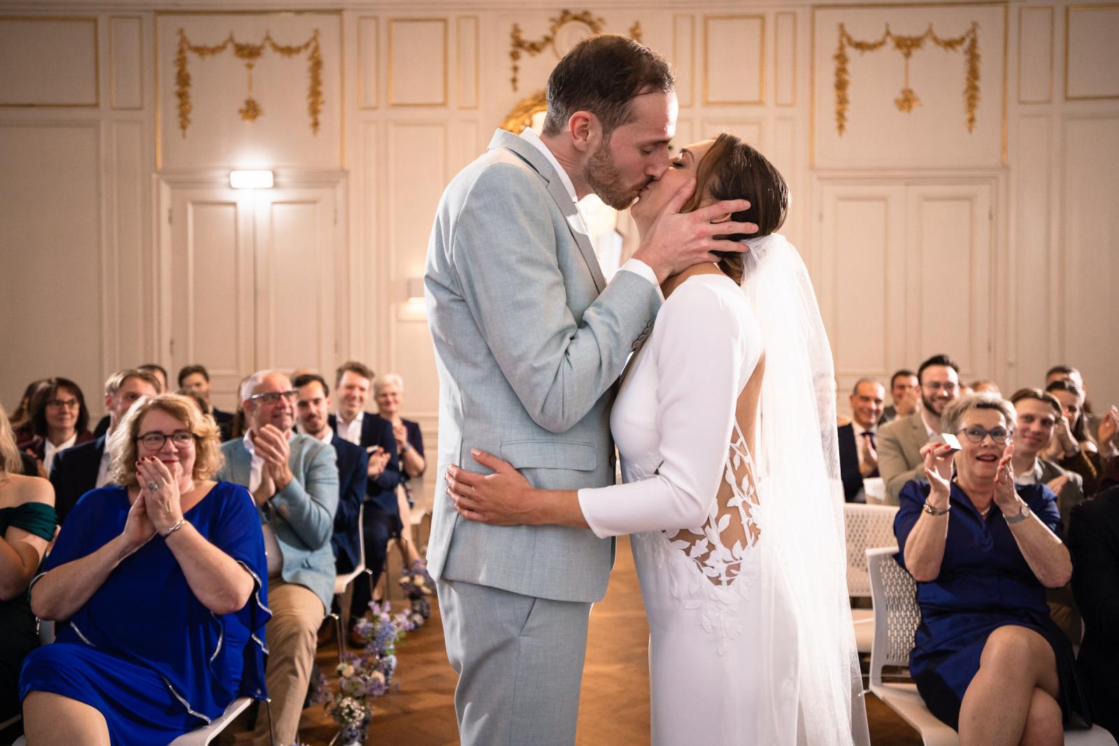 De eerste kus van het bruidspaar tijdens ceremonie – romantisch moment Spaansche Hof Den Haag.