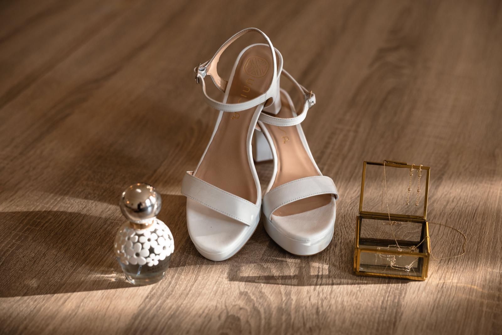 Detailfoto van bruidsschoenen, parfum en sieraden – accessoires bruiloft Spaansche Hof Den Haag.