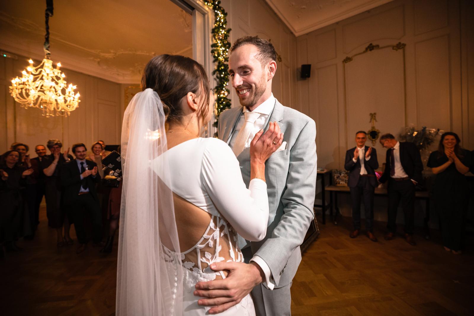 Bruid bedankt bruidegom die gitaar voor bruid speelde tijdens feestavond – persoonlijke act Spaansche Hof Den Haag.