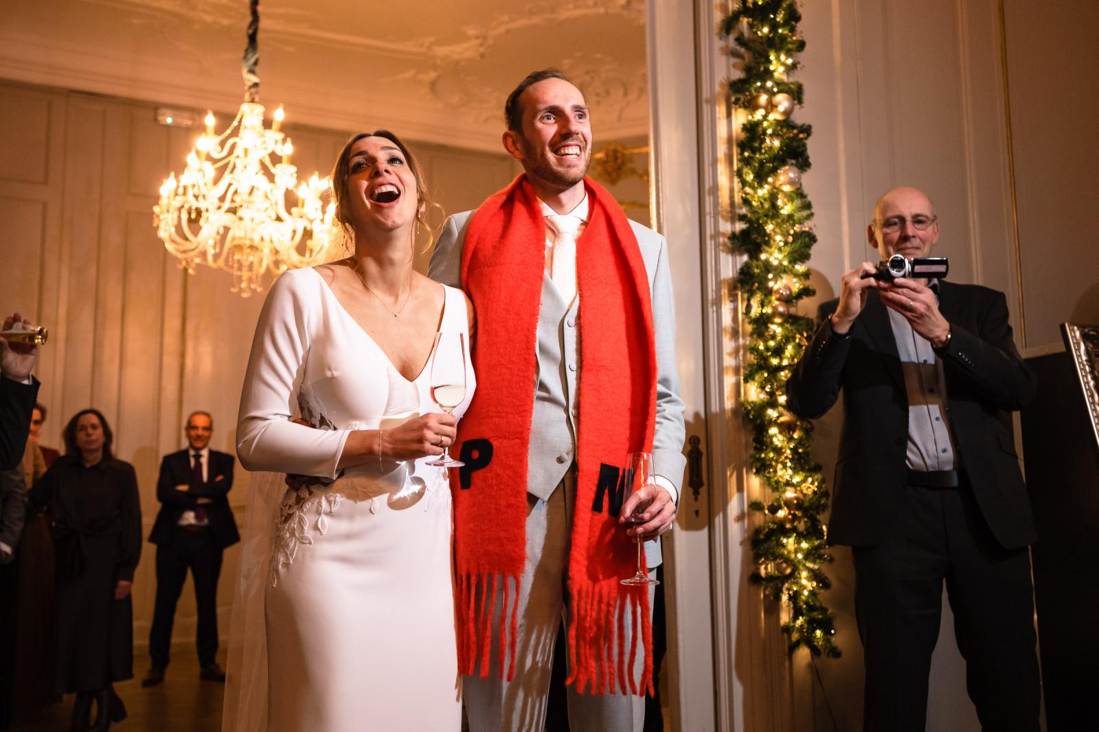 Bruidspaar ontvangt een persoonlijke sjaal tijdens feestavond – unieke details Spaansche Hof Den Haag.