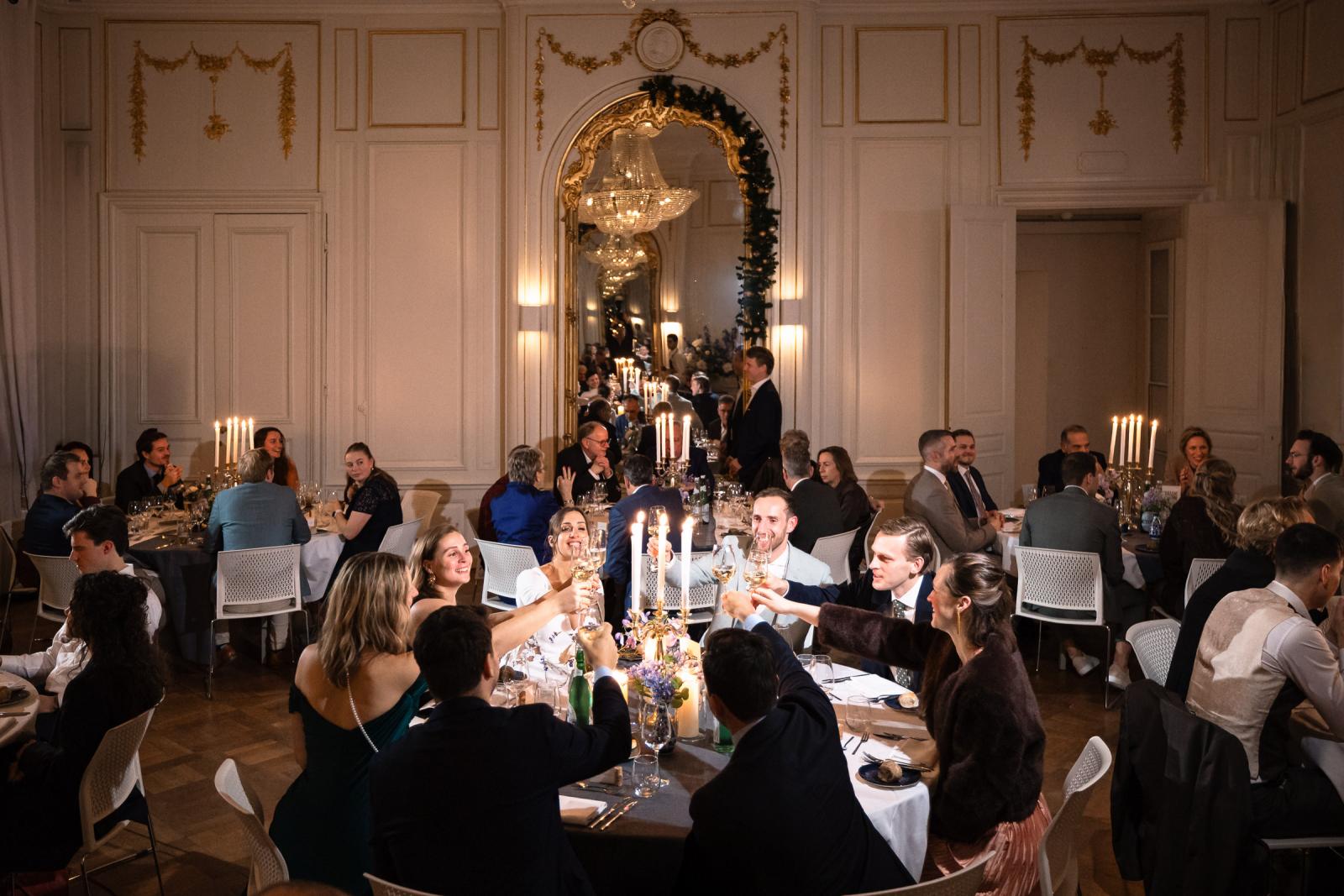 Toostmoment tijdens het diner – feestelijke sfeer bruiloft Spaansche Hof Den Haag.