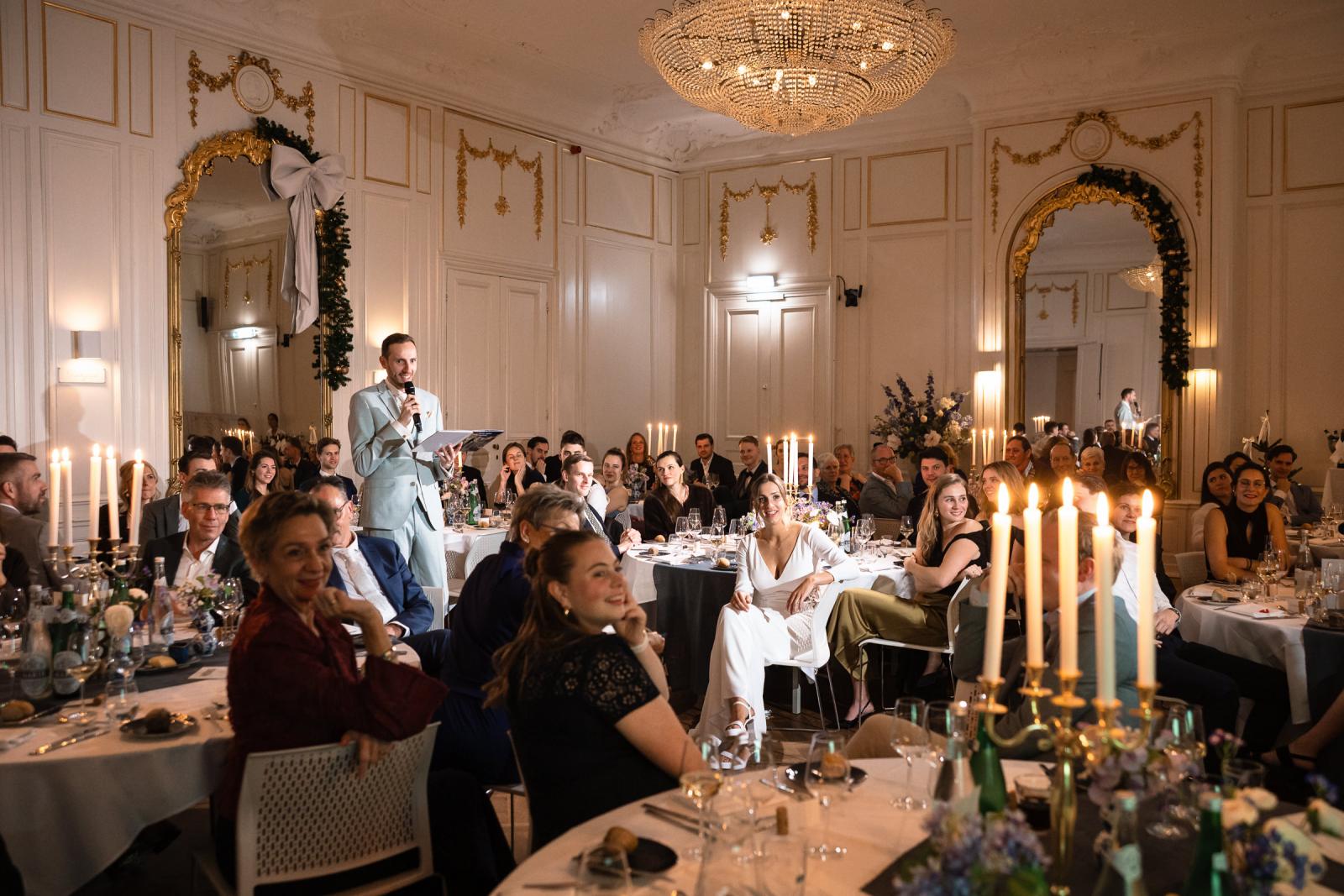 Bruidegom houdt speech tijdens het diner – persoonlijke momenten Spaansche Hof Den Haag.