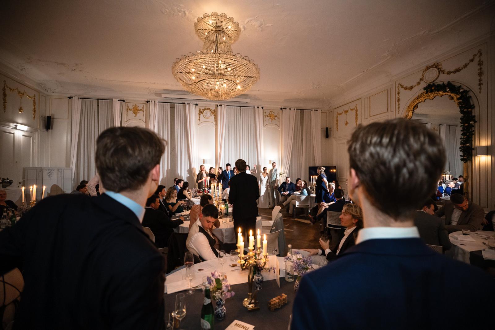 Overzicht van feestzaal met gasten en bruidspaar – luxe bruiloft Spaansche Hof Den Haag.