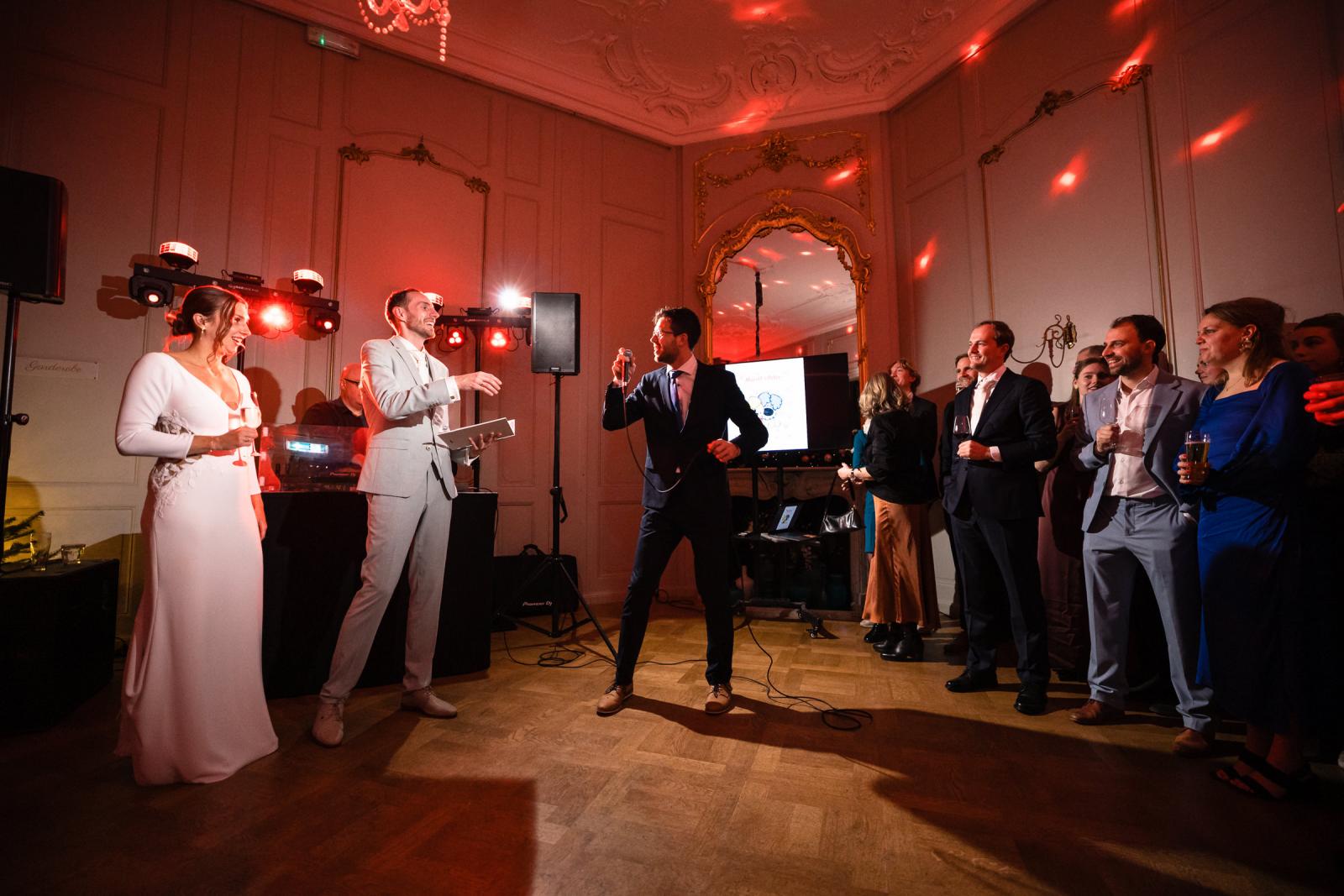 Gast zingt voor het bruidspaar tijdens feestavond – entertainment bruiloft Spaansche Hof Den Haag.