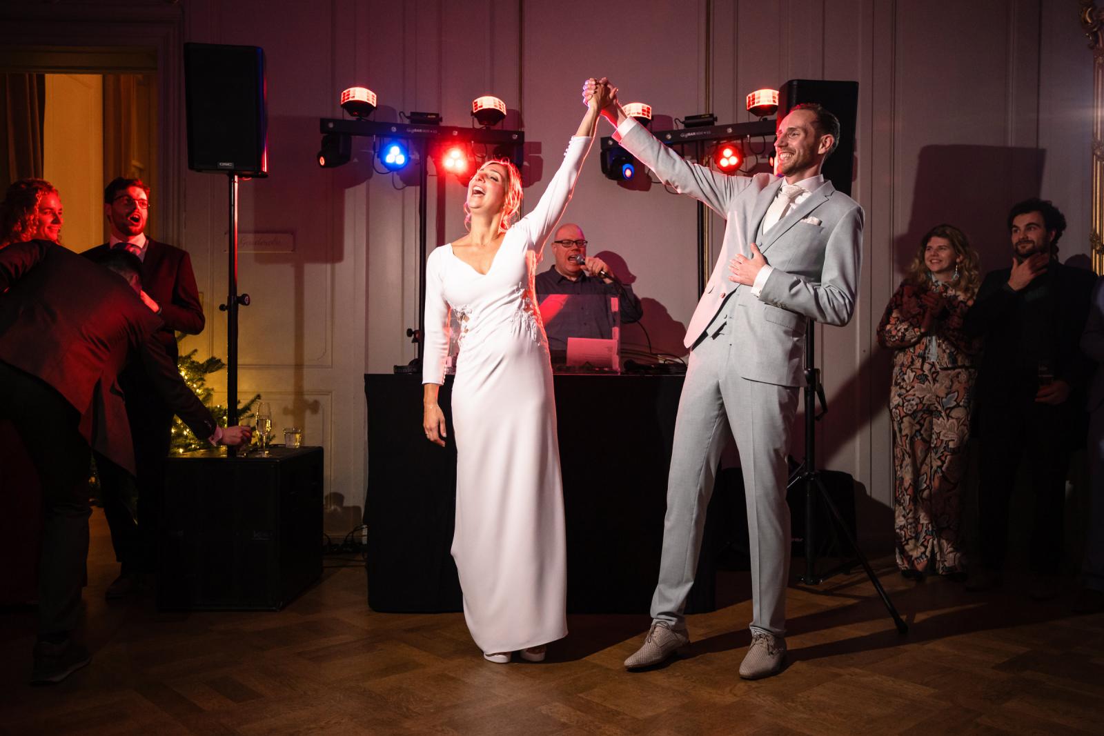 Bruidspaar viert de openingsdans met DJ – dansvloer Spaansche Hof Den Haag.