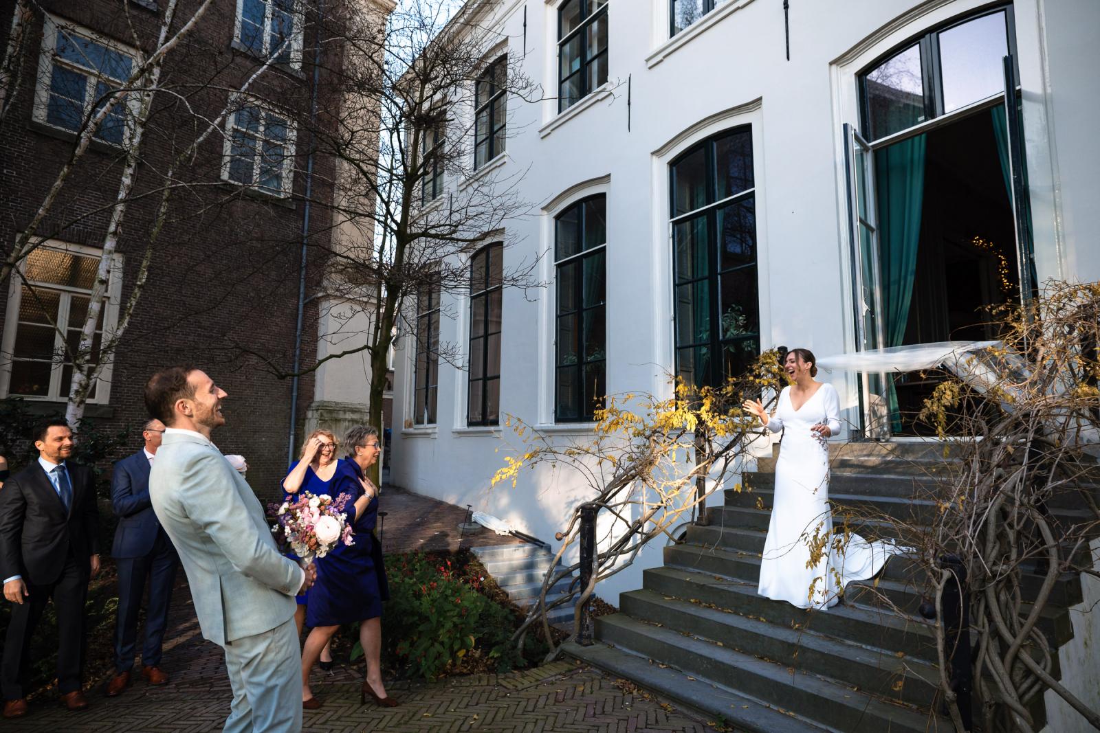 Bruid komt de trap af naar haar bruidegom – emotionele en grappige ontmoeting bij Het Spaansche Hof Den Haag.