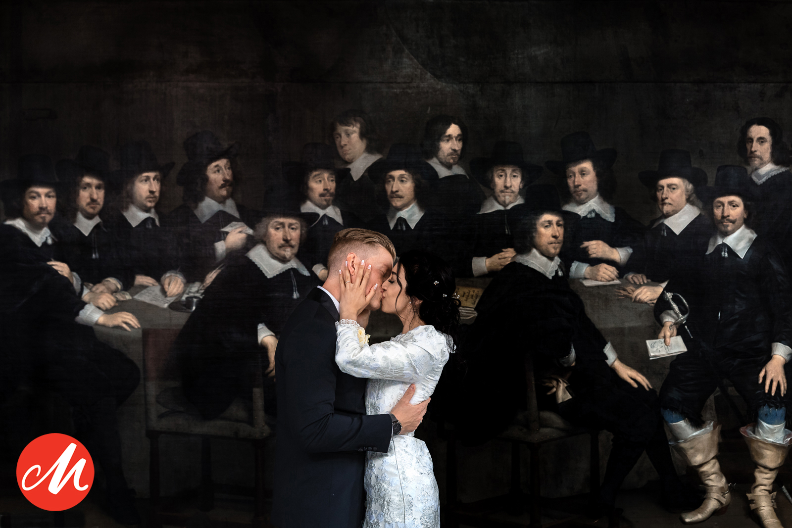 Artistieke bruidsfoto van een kussend bruidspaar voor een historisch schilderij van de Masters of Wedding Photography door Paco van Leeuwen.