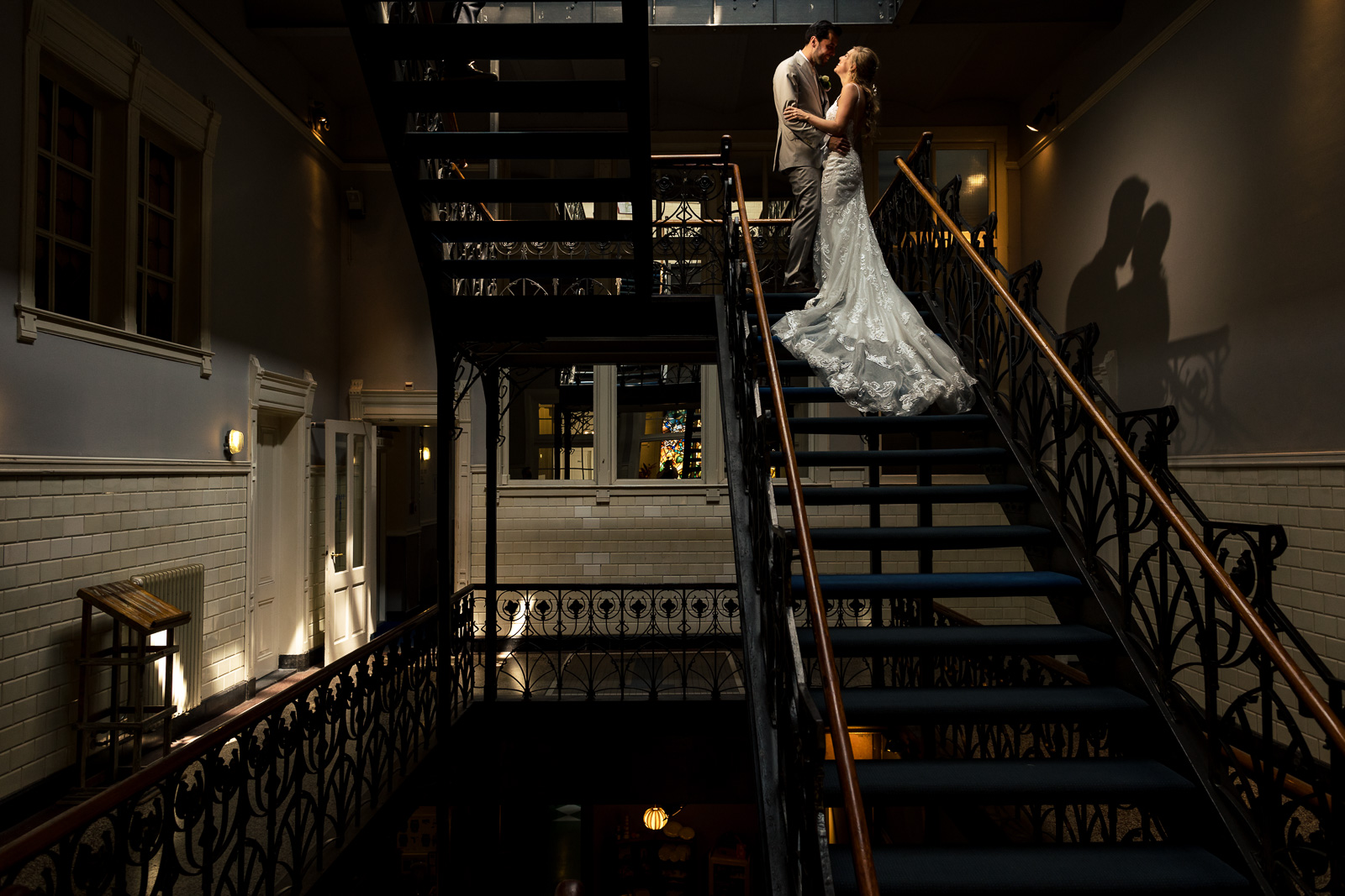 bruidspaar binnen op de trap bij hotel new york rotterdam