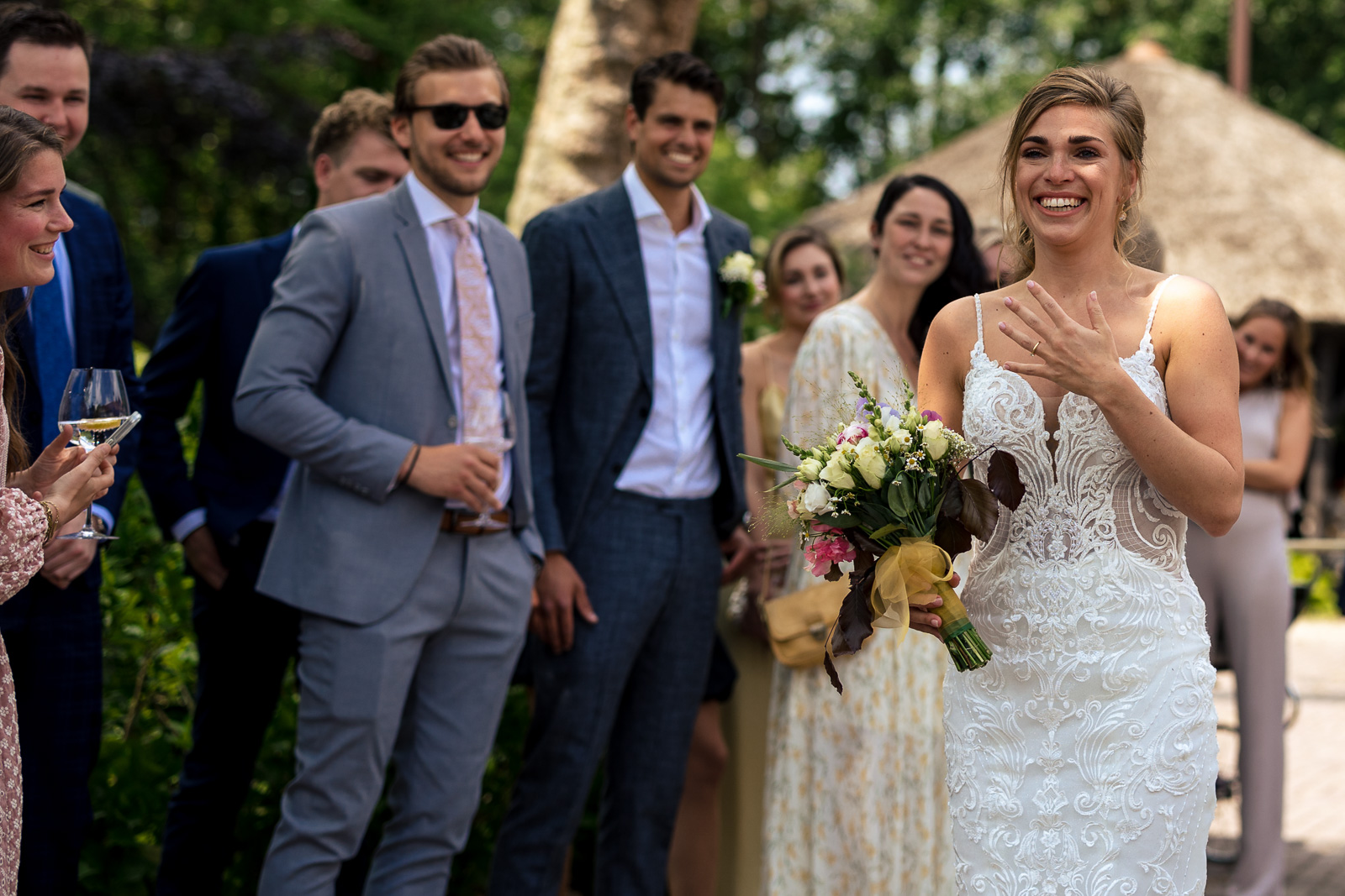 emotionele bruid bij het zien van vader bij land van belofte