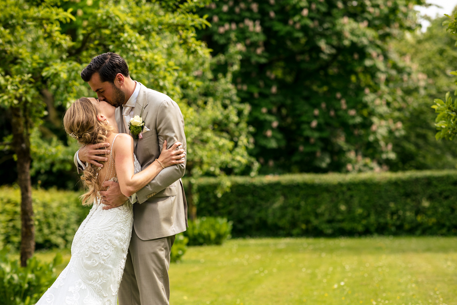 First kiss bruidspaar bij trouwceremonie bij land van belofte