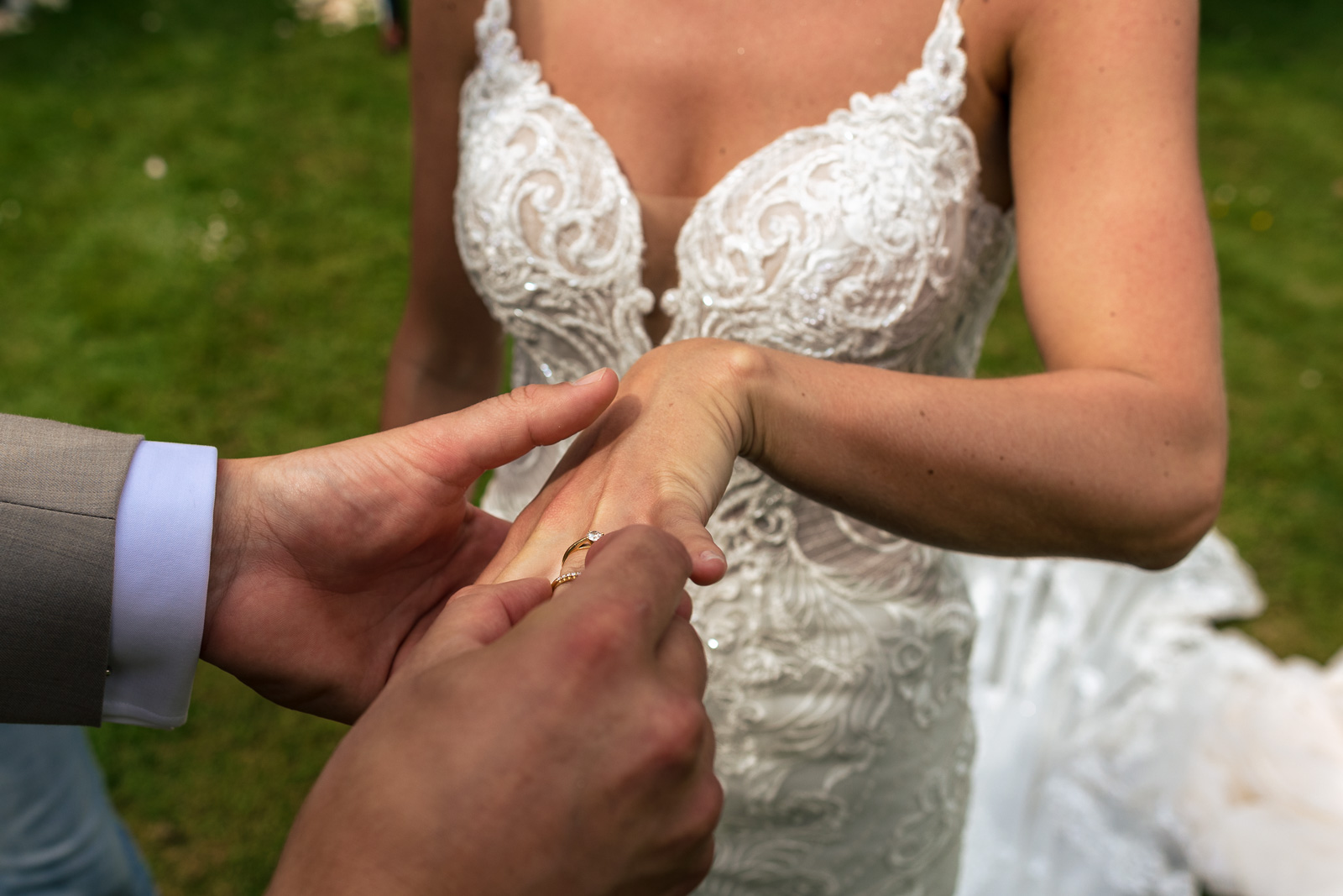 ring moment tijdens de trouwceremonie bij land van belofte