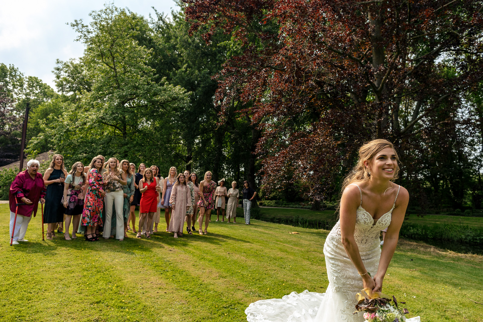 boeket gooien naar alle vrijgezelle dames