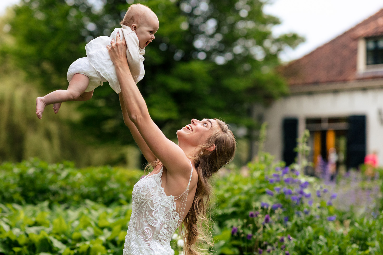 bruid gooit baby in de lucht bij land van belofte