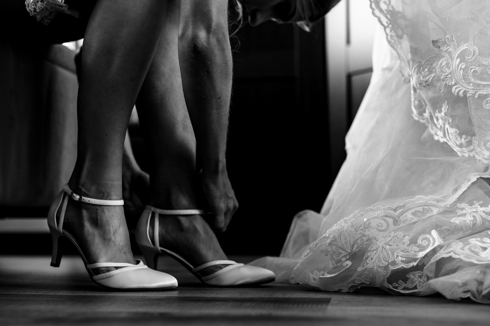bruid doet haar schoenen aan trouwfotograaf hotel new york