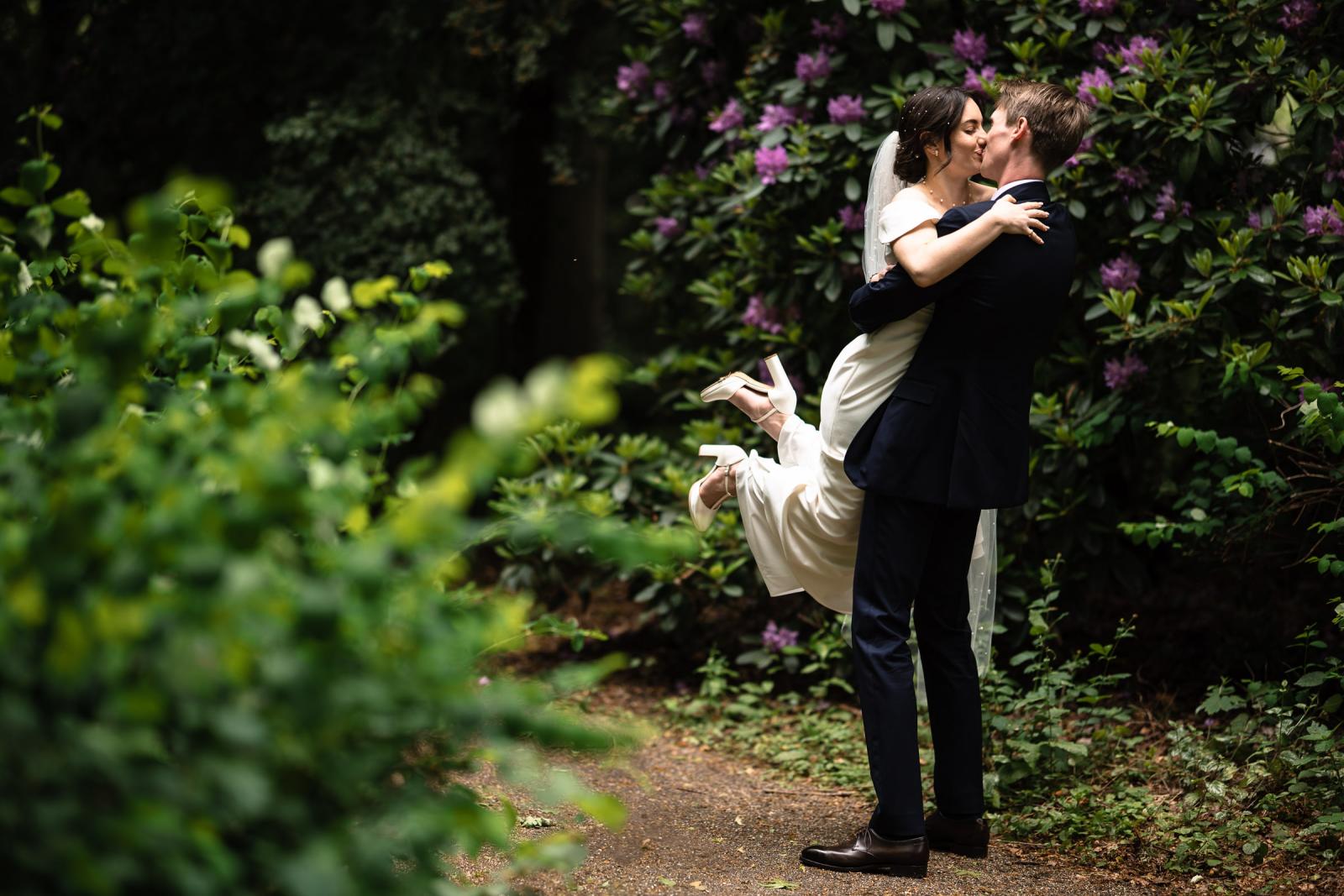 Romantische foto's bruidspaar bij Central Park Voorburg