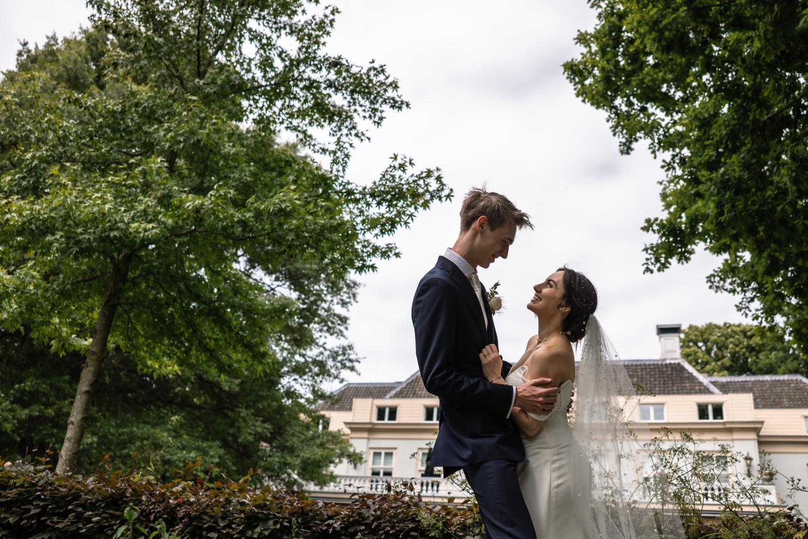 Foto bruidspaar bij Central Park Voorburg