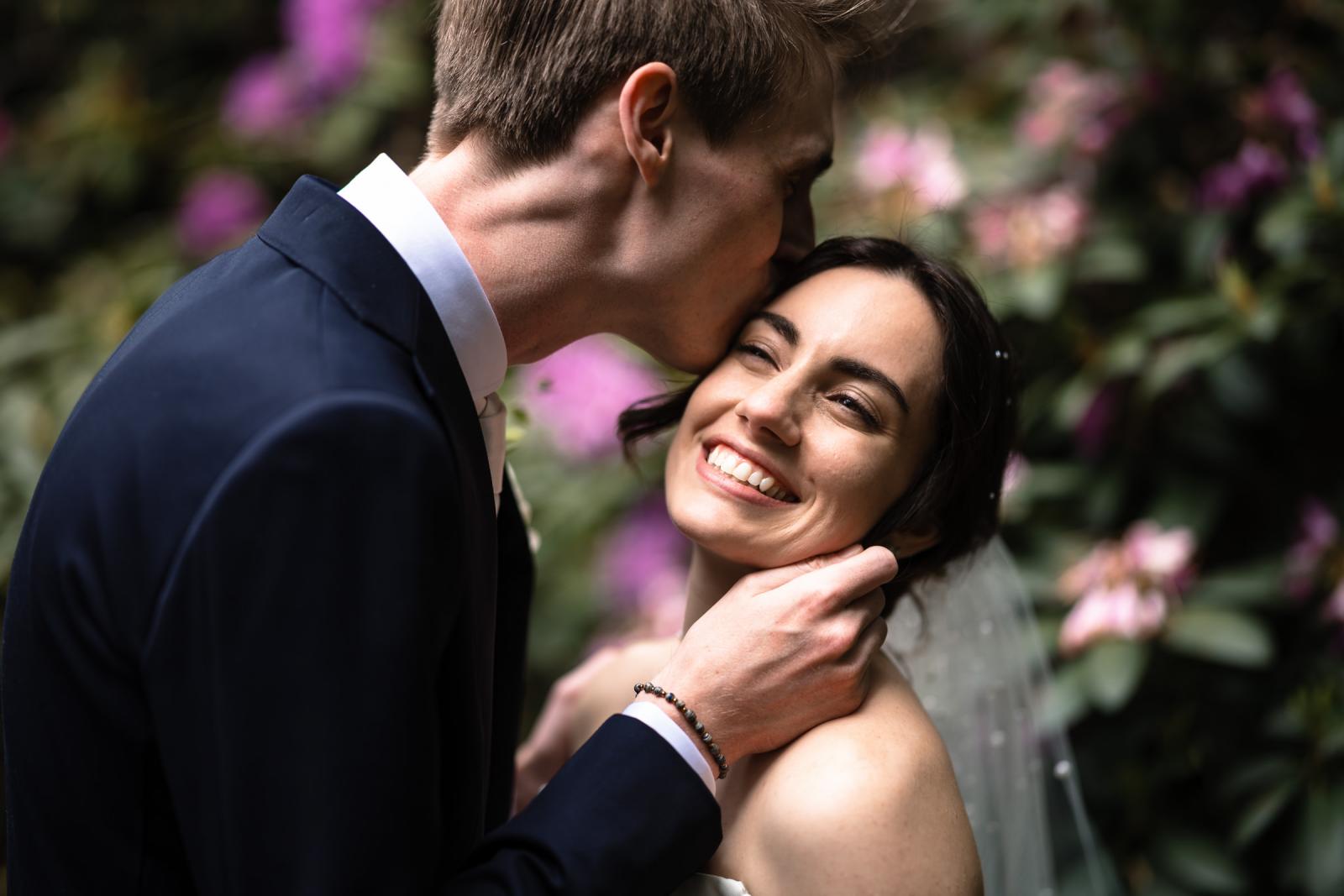 Liefdevolle kus aan bruid tijdens foto sessie bij Central Park Voorburg