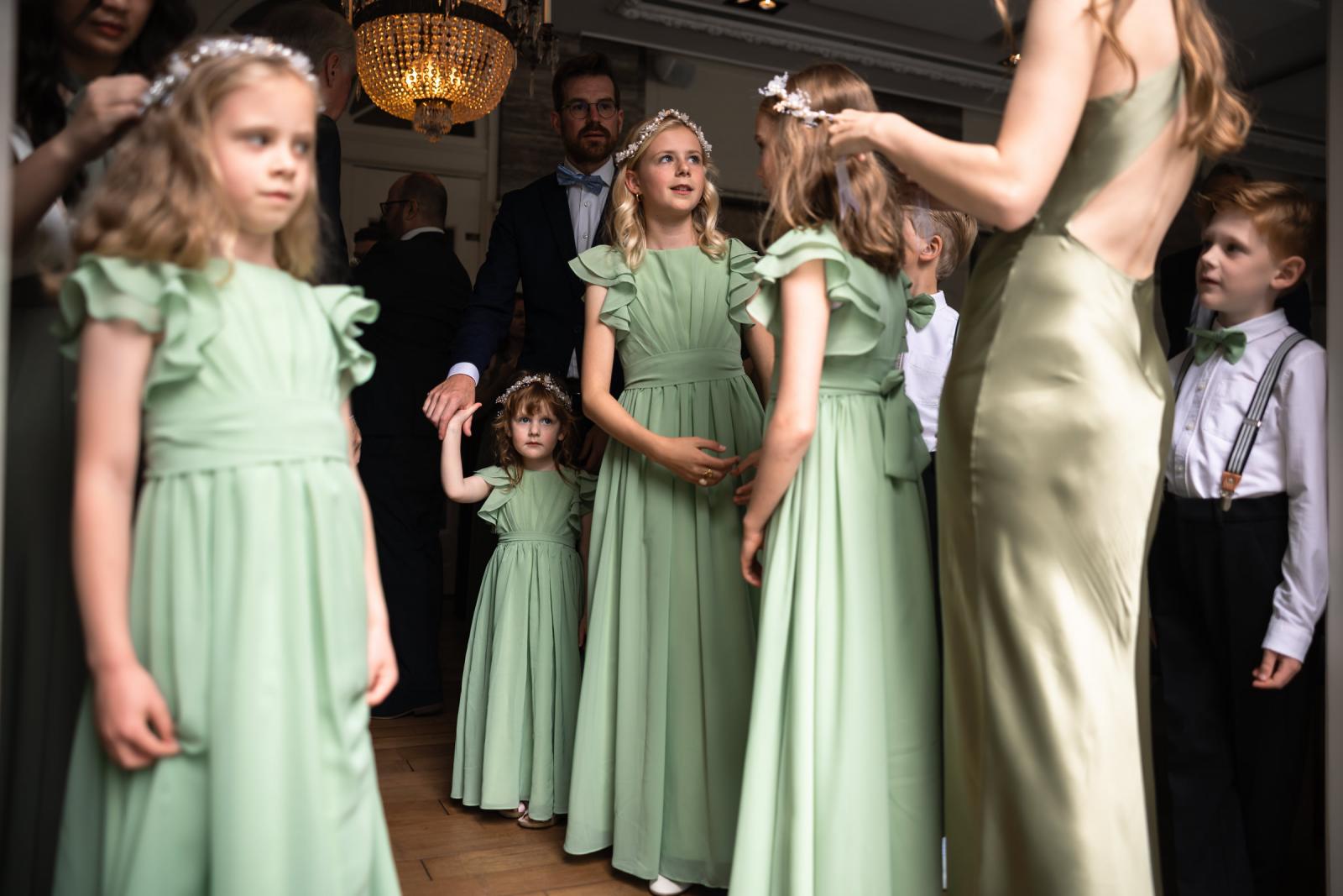 Bruidsmeisjes staan met spanning te wachten en krijgen de laatste instructies voor de ceremonie bij Central Park Voorburg